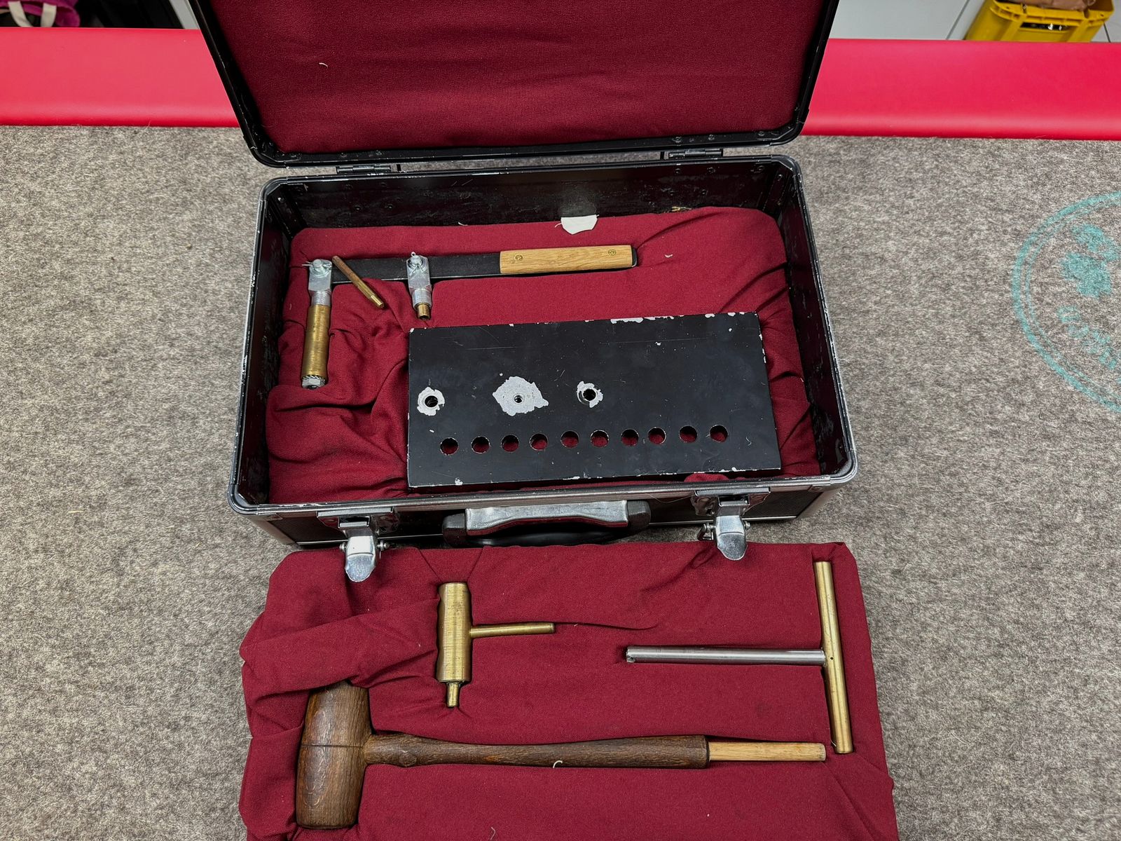   Konvolut für Vorderlader,  2 Pistolen und Zubehör 
