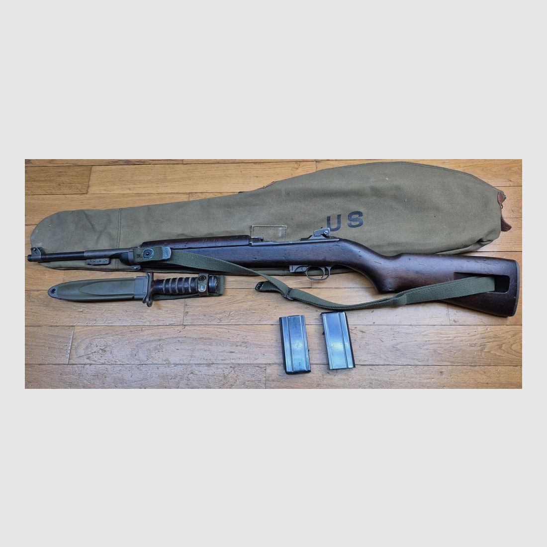 Très bonne Carabine USM1 repassée en semi-auto – Calibre .30 M1 d&rsquo;origine – Fabrication INLAND – Arme avec le tenon de baïonnette et Hausse réglable du 2° type – Configuration Indochine Corée – Second chargeur 10 coups offert – Bretelle et étui en repro – Très belle baïonnette USM4 d&rsquo;origine 100% US ! – Très bon état mécanique et esthétique – Une des carabines les plus amusantes au stand ! – Très bel ensemble en TBE +, image 1 sur 33