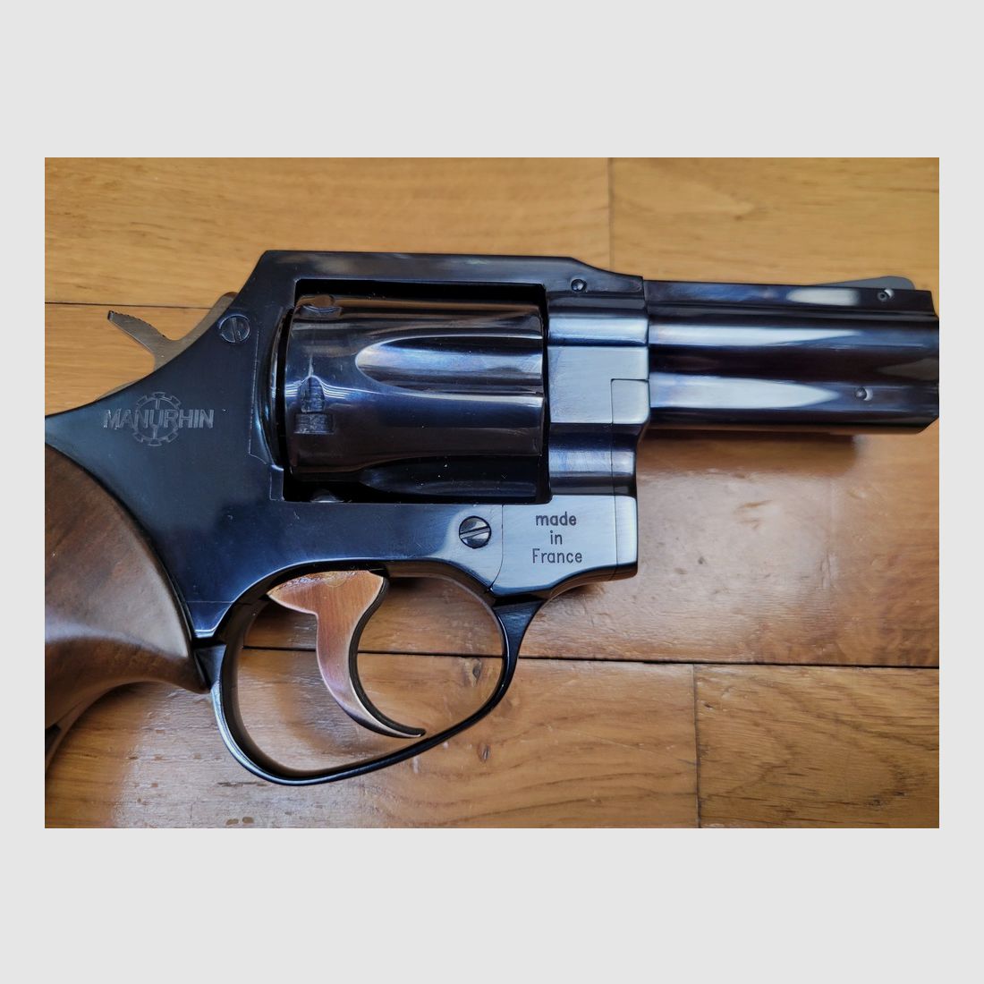 Wunderschöner und Sammler Revolver MR73 Police – .357 Mag – Herstellung Manurhin von 1973! – 3 Zoll Lauf im neuwertigen Zustand – Originale Hausgriffschalen – Mechanischer und ästhetischer Zustand hervorragend – In seiner Originalbox mit Anleitung – Top Sammler im neuwertigen Zustand!, Bild 21 von 23