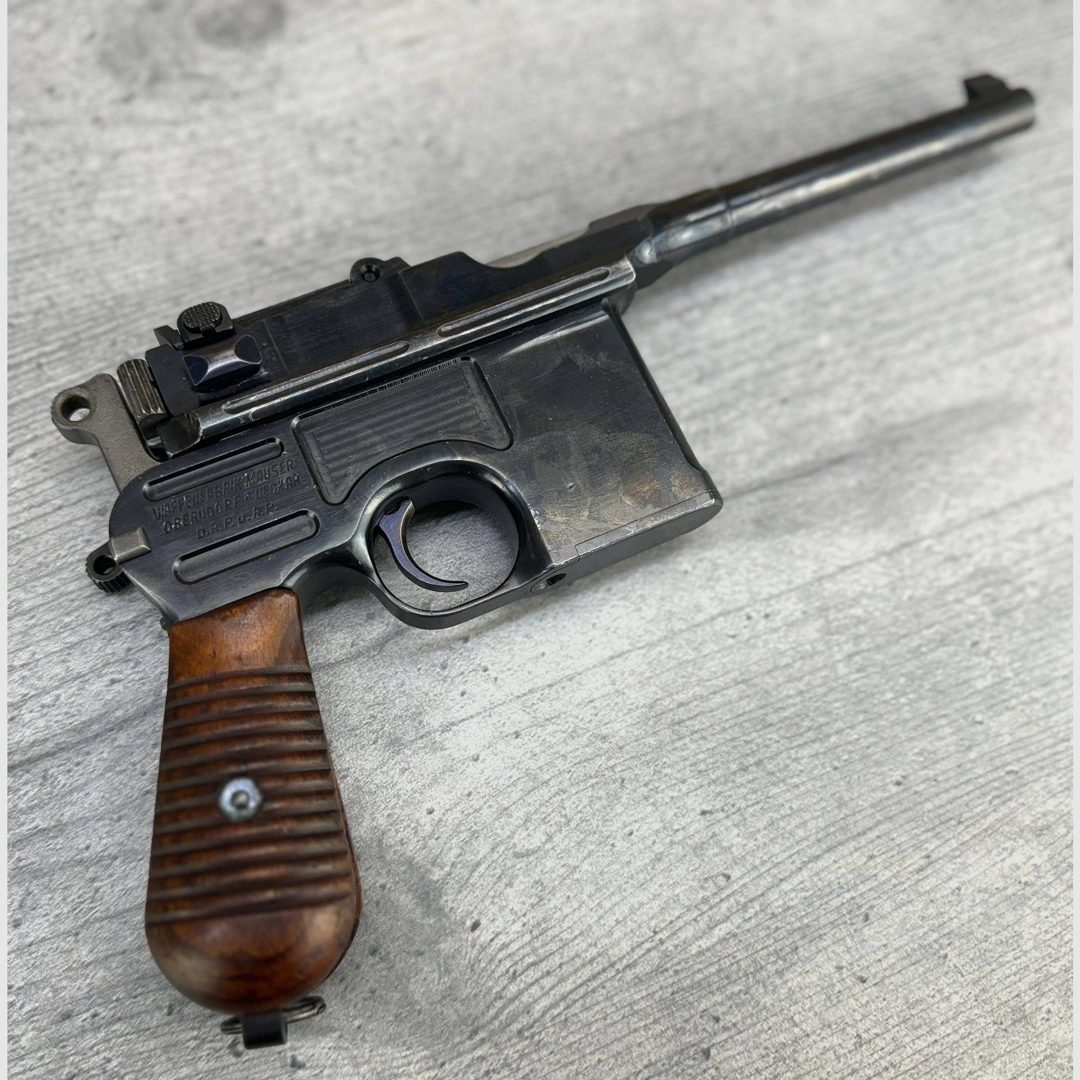 Mauser C96 + soporte de madera + funda de cuero + 1 cargador + varilla de limpieza