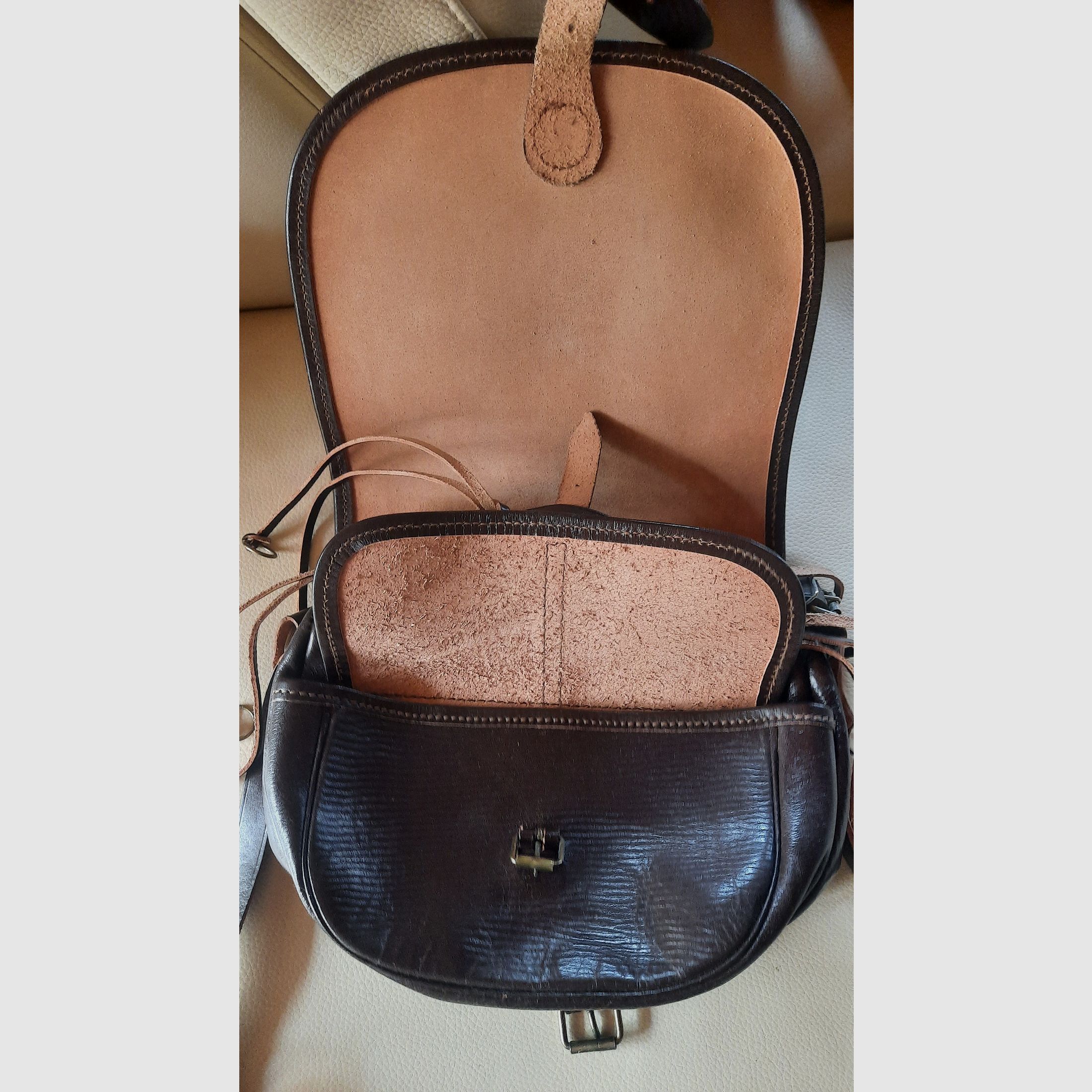 Lederset mit 2 Fernrohrköchern, einer Jagdtasche und einem Patronengurt