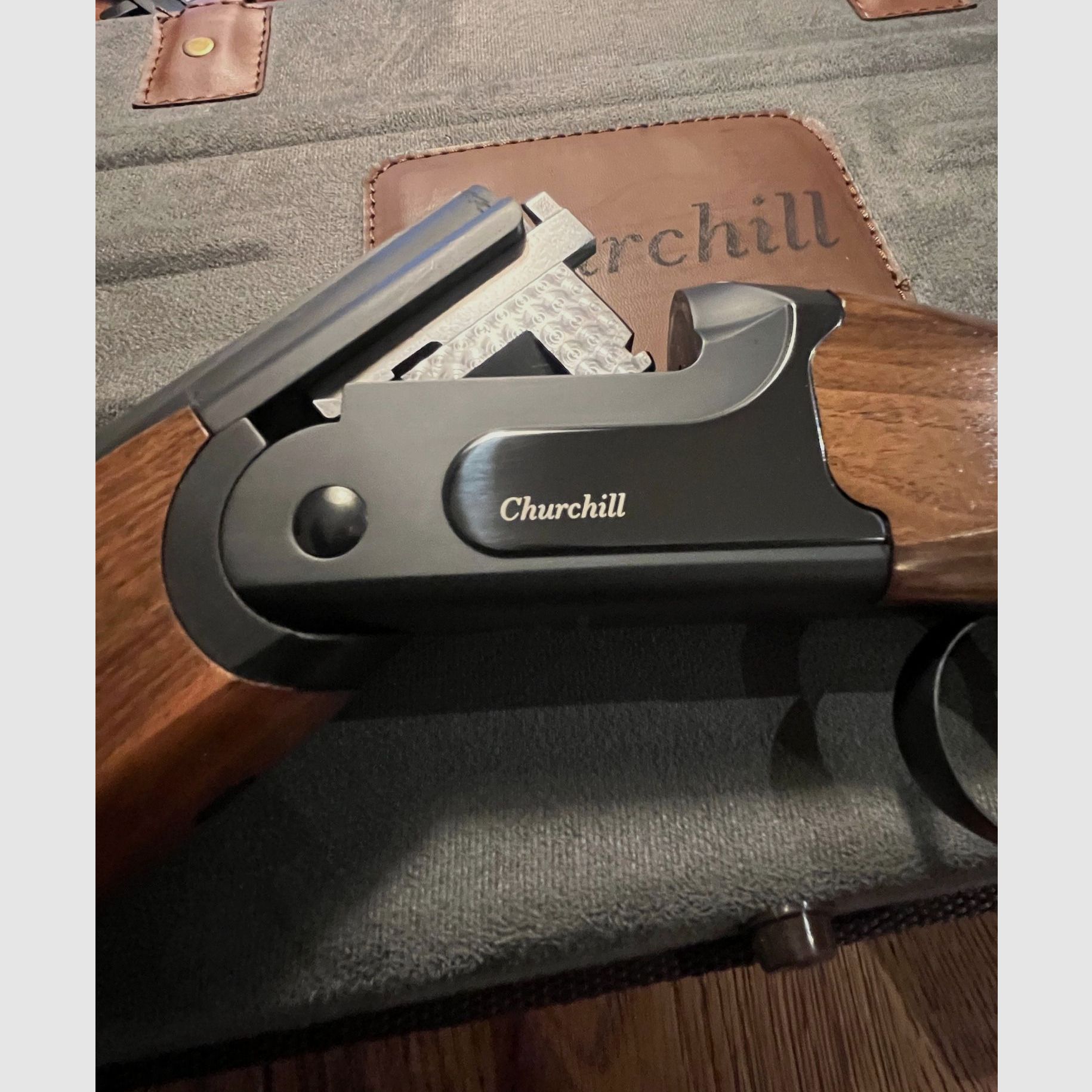 Akkar Churchill 206E LADY Czarny II