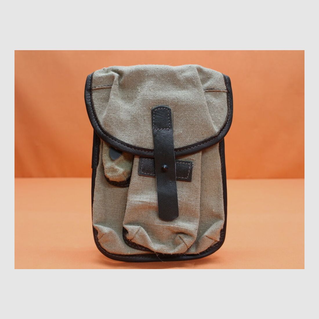 NVA SURPLUS Kalashnikov AKM: Magazine pouch GDR light beige for 3 pieces of 30-round magazines (export version). (SURPLUS like new / minor storage marks)