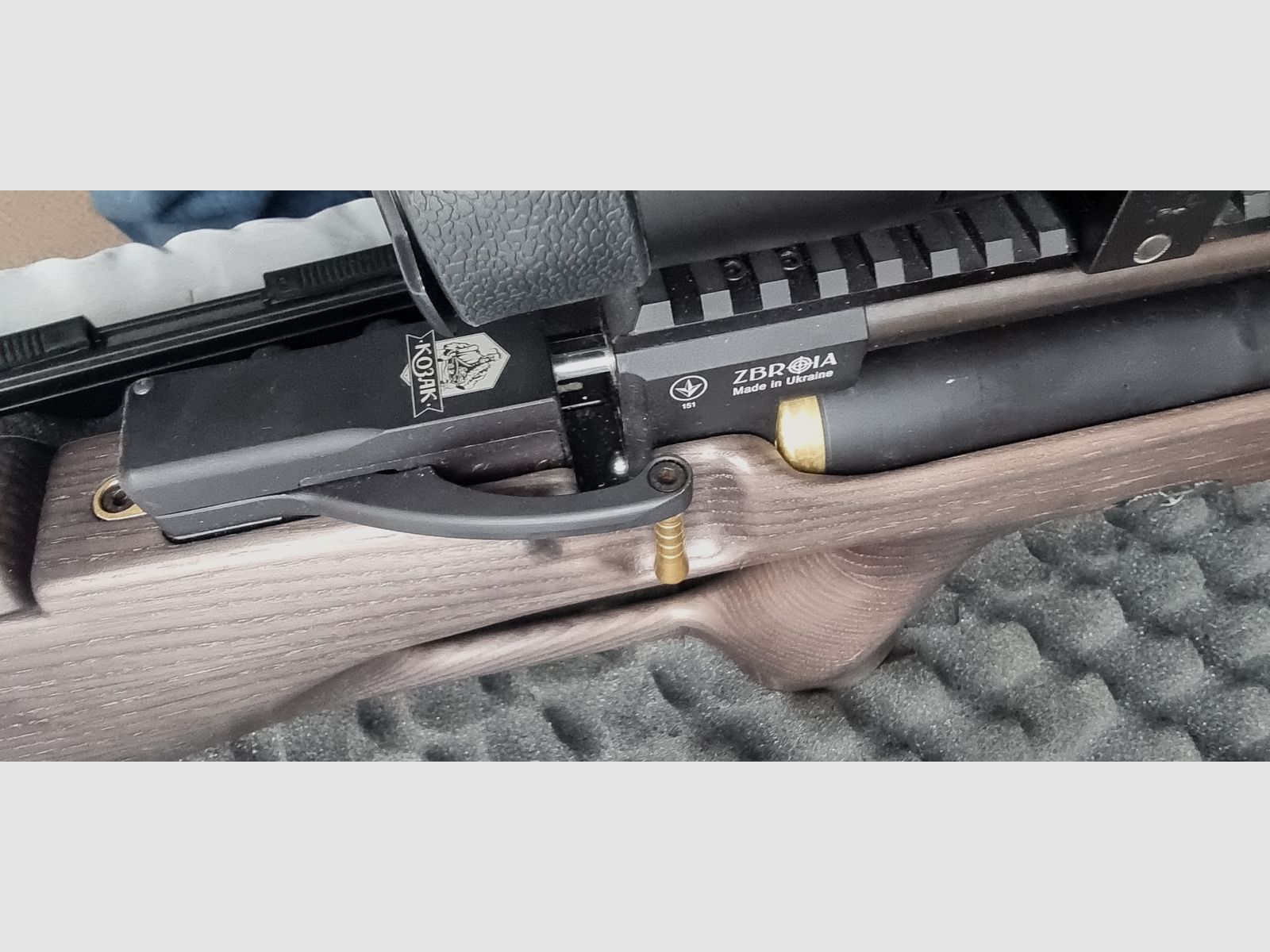 Zbroia Kozak Pressluftgewehr Bullpulp 4,5mm F Version mit 5 Magazinen, Pumpe, Optik 12x , Diabolos usw Frisch aus der Wartung!