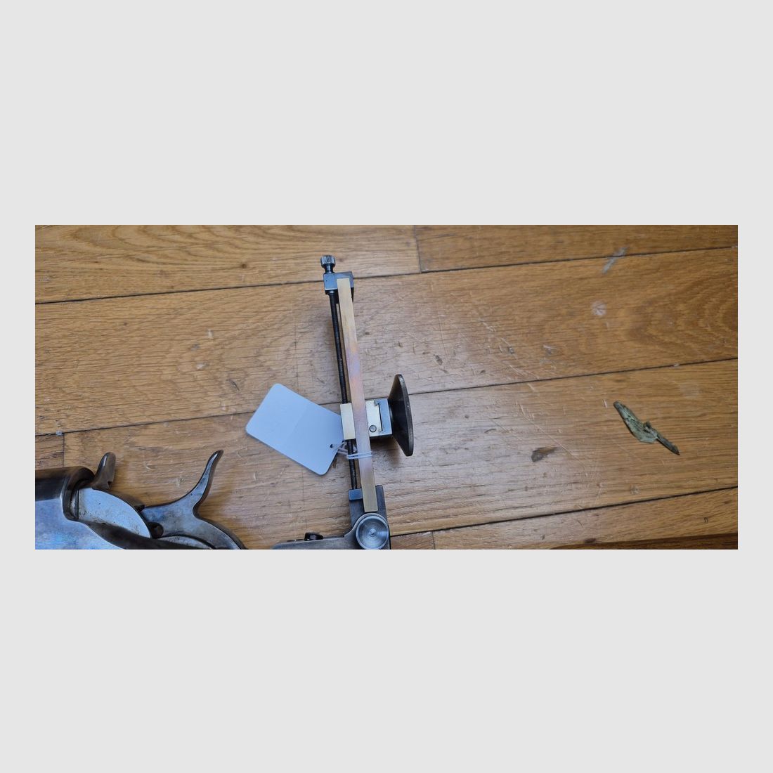 Très impressionnante carabine artisanale allemande custom type Remington Creedmoor Long Range / Sharps 1874 – Arme de compétition poudre noire longue distance en sur mesure – Cal .45-100 – Canon lourd type Lothar Walther de 85 cm – Système à bloc roulant acier – Bois en beau noyer et garnitures laiton – État de quasi neuf quasi absolu – Devenez le Mr Quigley l&rsquo;Australien de votre stand ! – État TBE+++, image 5 sur 36