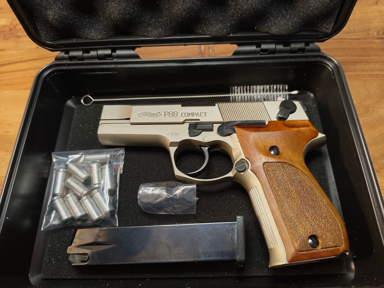 Walther P 88 Compact PTB 764 Nickel Kaliber 9mm Knall P.A.K Sehr guter Zustand