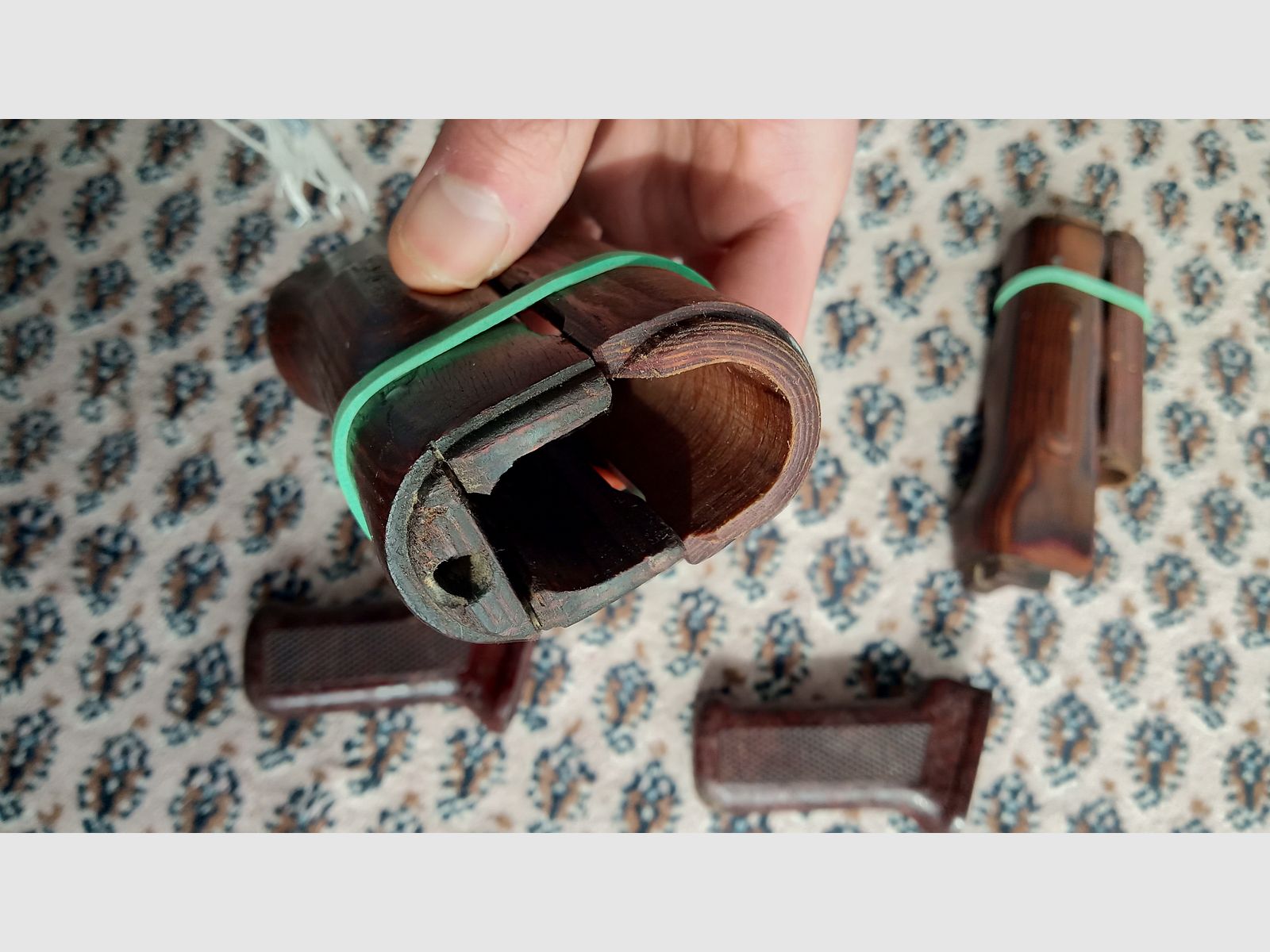 2 Sets Original Anbauteile inkl. Holz Laminat Handschutz und Bakelit Griff / AKM und AK74 