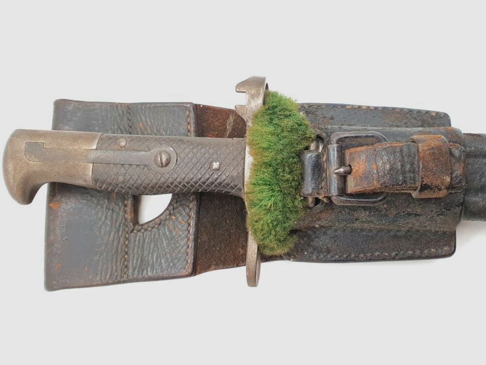 Vetterli original Vetterli bayonet with saw teeth and green fur on the scabbard