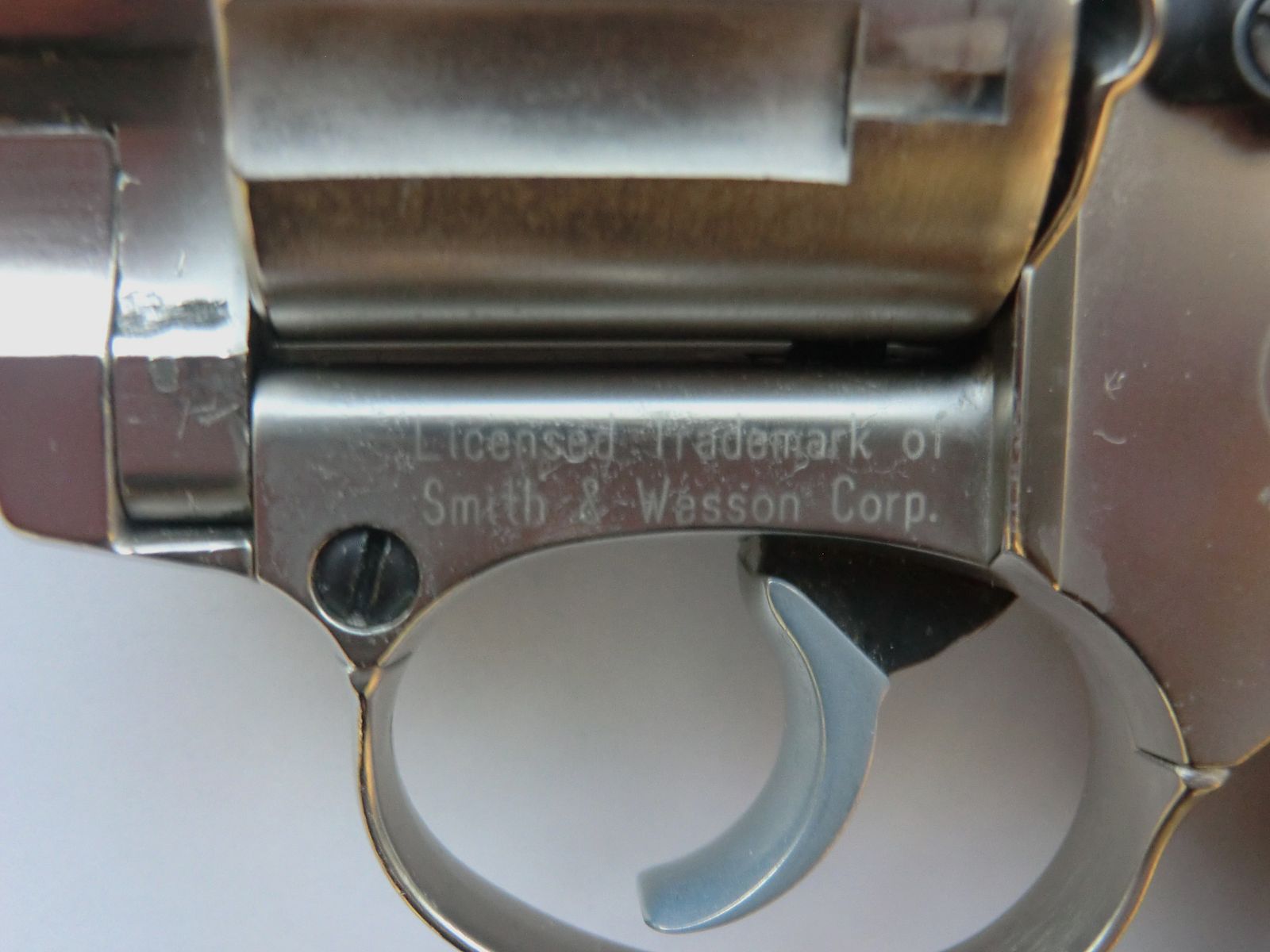 Smith and Wesson Combat Magnum Revolver Cal.45 vernickelt inkl. Schalldämpfer und Munition PTB 617