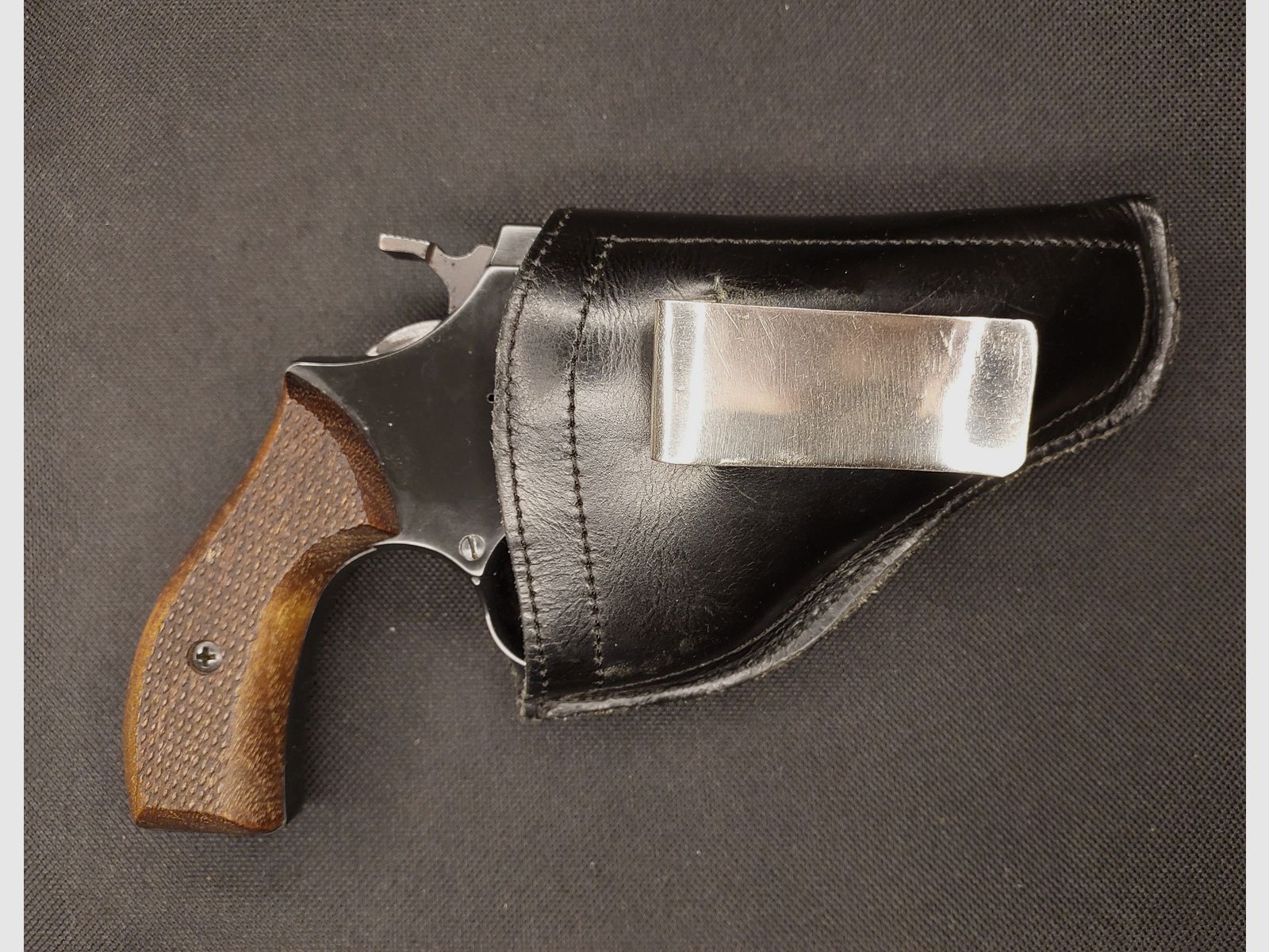 Incienso HW37 Cal. 9mm R.K. (PTB 887) OVP con empuñaduras de madera y funda de cuero - en muy buen estado (Arminius HW 37)