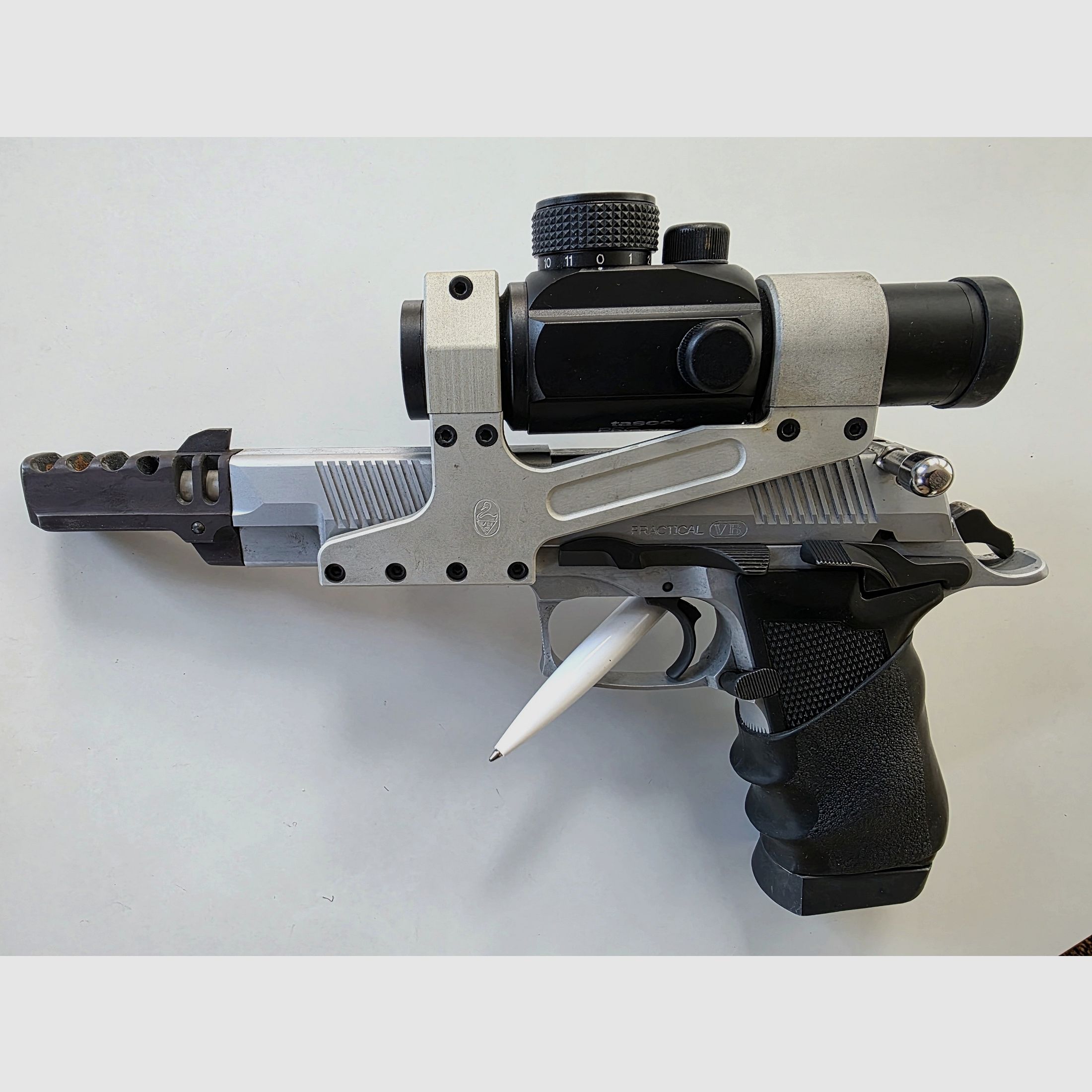 Bernardelli Praktisch 9mm Para mit Tasco ProPoint