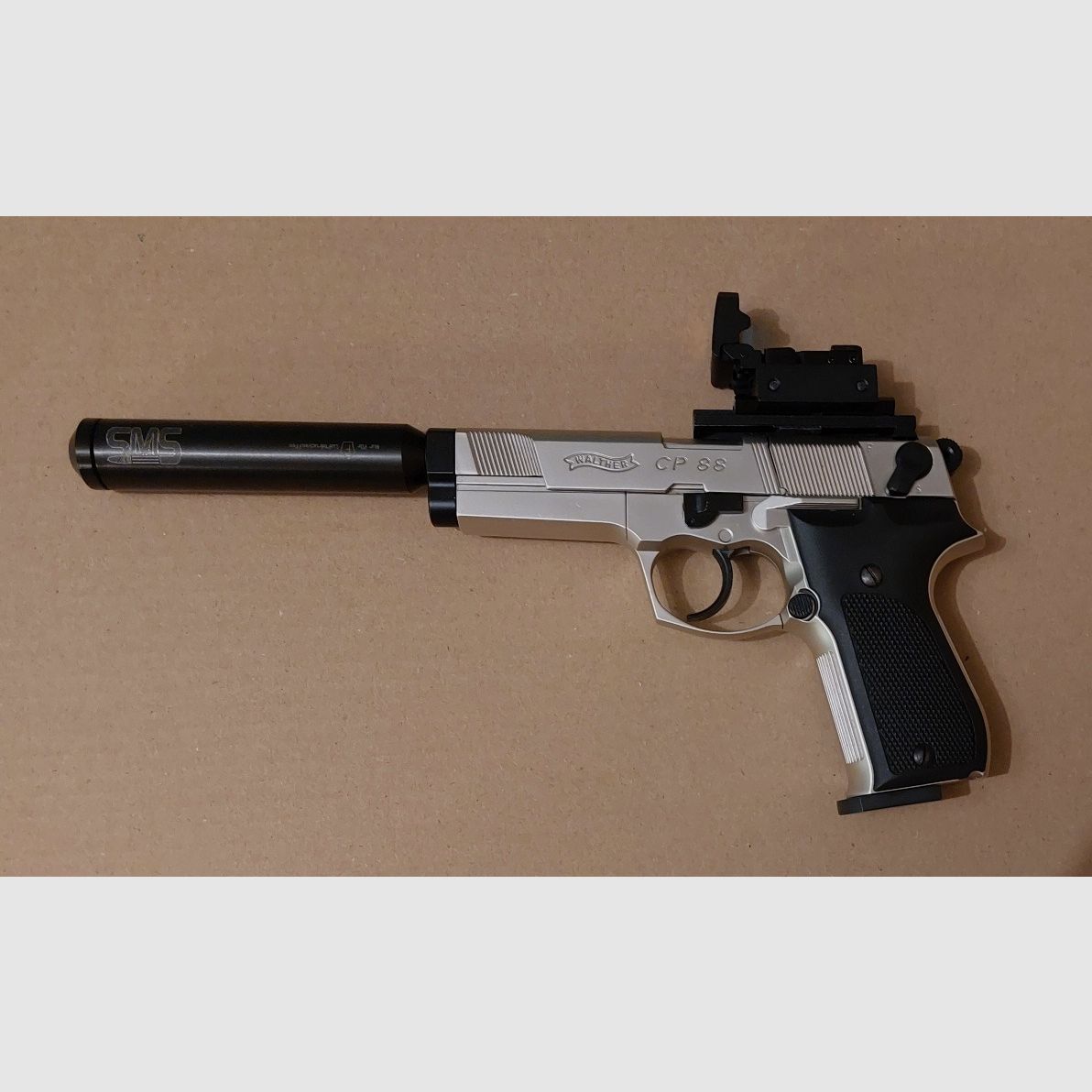 Walther CP88 Competition C02 Pistole 4,5mm Diabolo vernickelt mit Red Dot und Schalldämpfer.