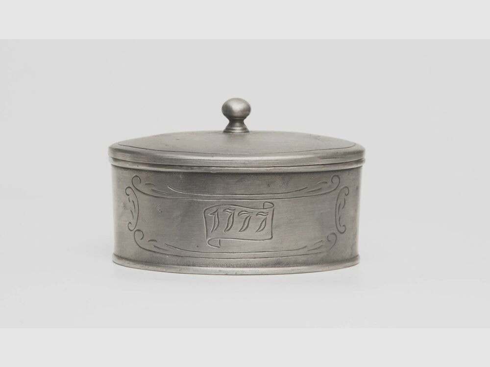 antique tin box hunting jewelry decoration