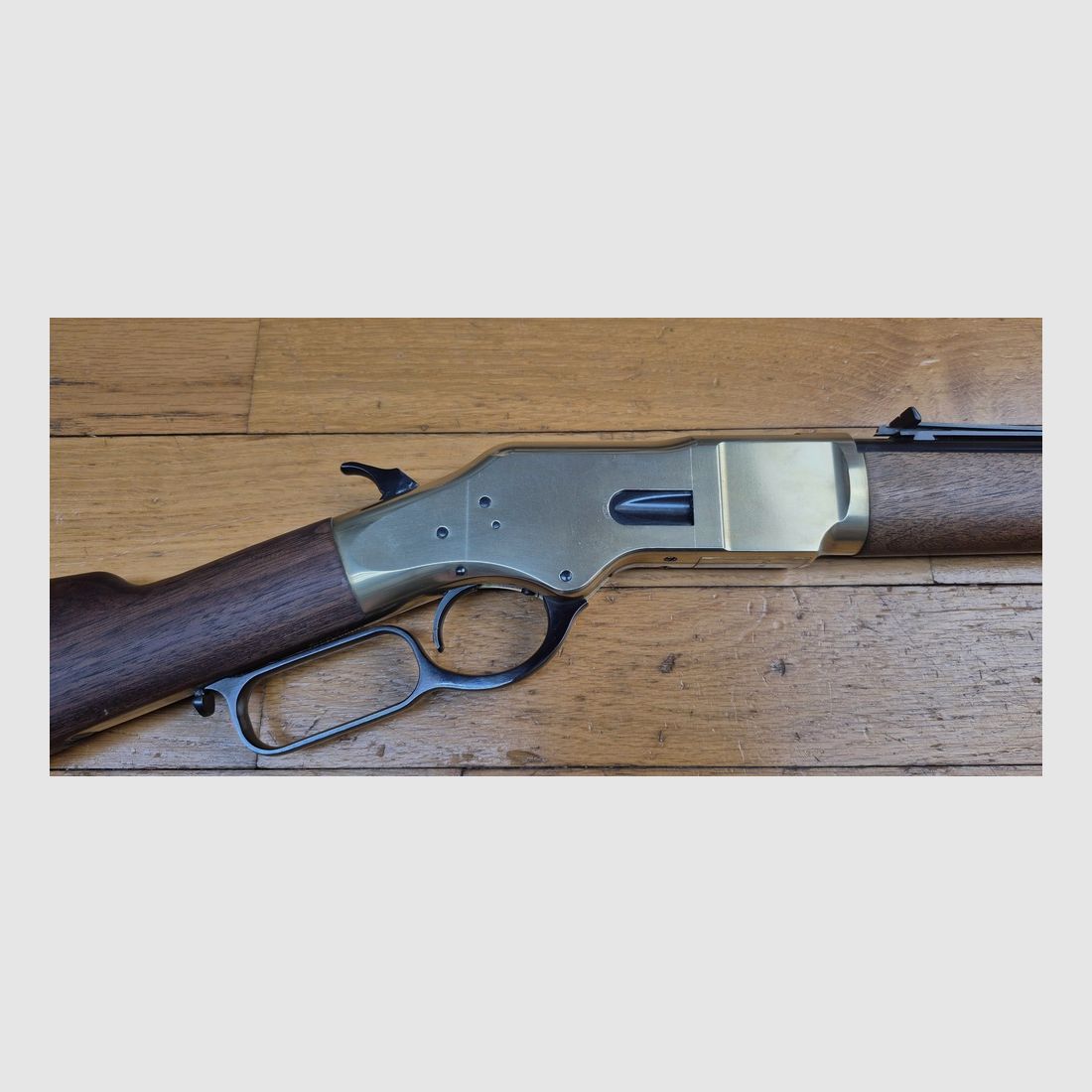 Wspaniała i rzadka karabina Winchester model 1866 – „Yellow Boy” w rzadko spotykanej produkcji Miroku z Japonii – Rzadkie kal. .38 SP/38 specjalne – Obudowa z brązu/mosiądzu jak oryginały – 10 nabojów – Mechanika i drewno w stanie nowym lub prawie nowym – Wyjątkowa nowoczesna broń i rzadki egzemplarz – TBE+++, zdjęcie 4 z 51