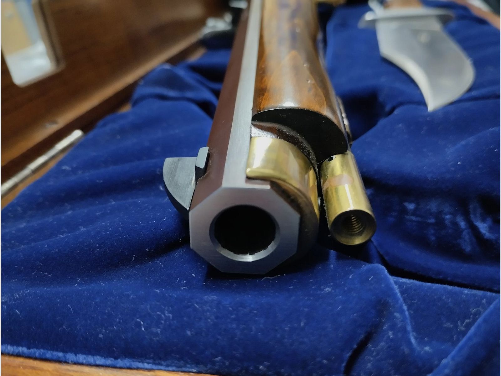 Bardzo ładne pudełko Pedersoli Alamo 1836 z pistoletem na kapiszony Navy Moll kal. 45 + nożem Bowie, w stanie nowym!