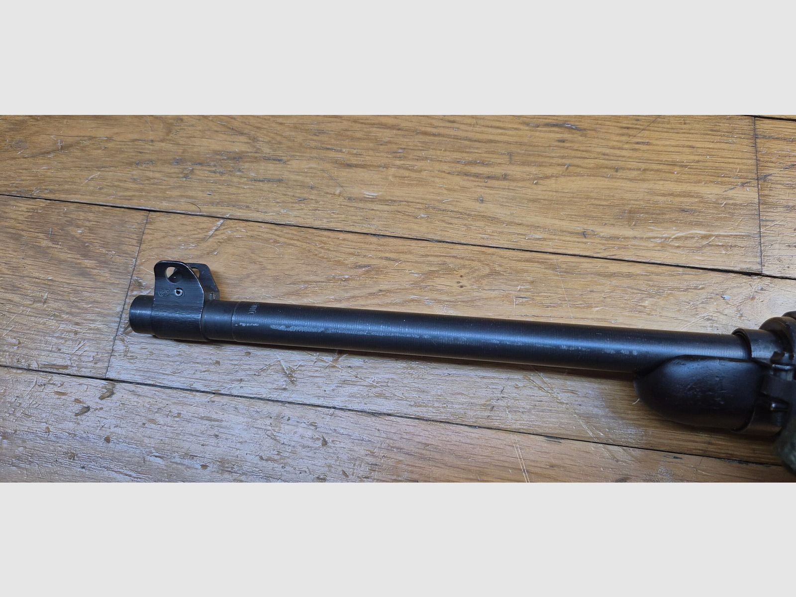 Gute USM1 Repetierbüchse umgebaut auf Semi-Auto – Kaliber .30 M1 original – Herstellung INLAND – Ohne Bajonettanschluss für einen Typ 2. Weltkrieg – Zweiter 10-Schuss-Magazin inklusive – Gewehrriemen – Sehr guter mechanischer und ästhetischer Zustand – Eine der unterhaltsamsten Büchsen am Stand! – TBE, Bild 28 von 30