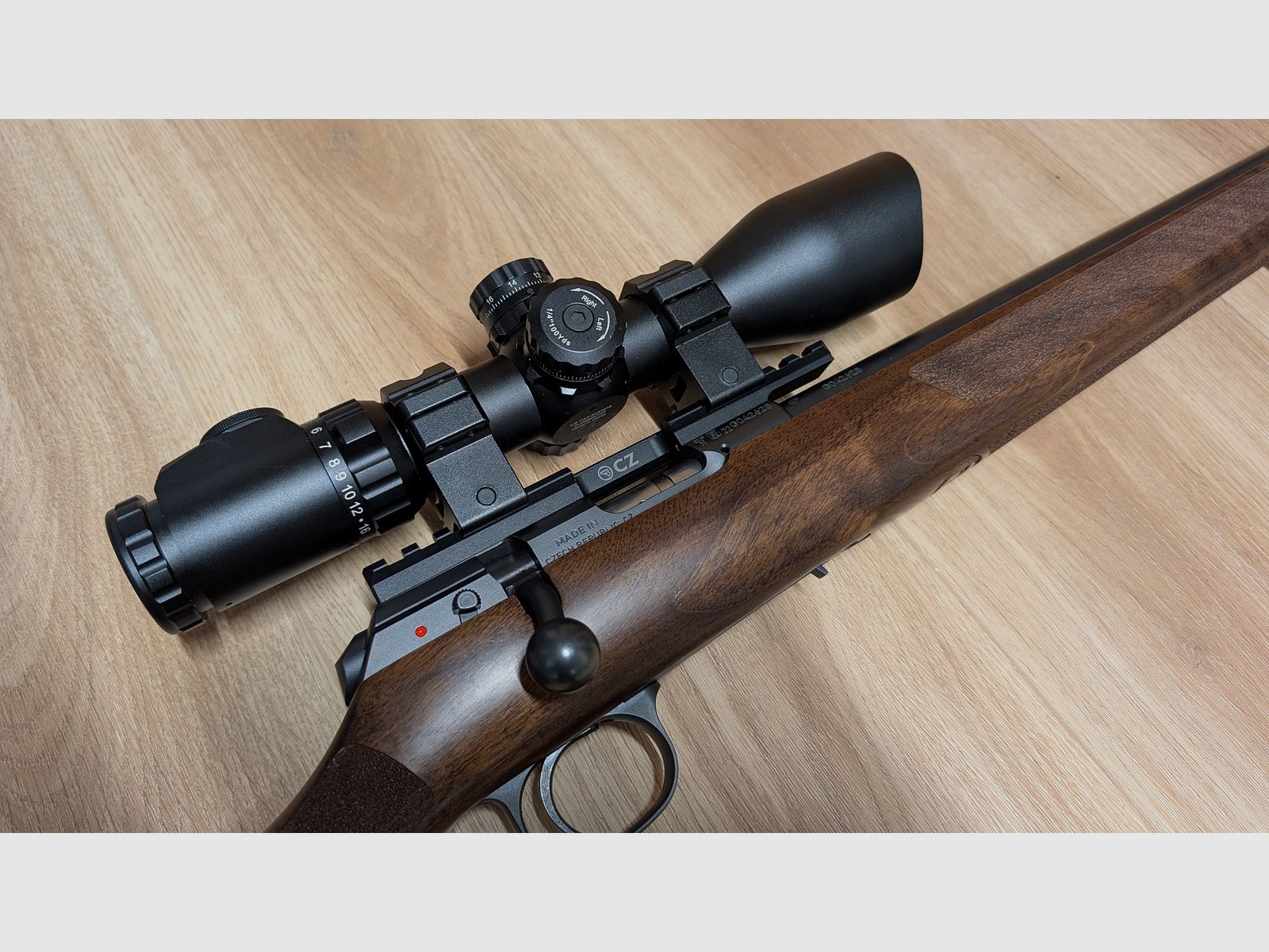 CZ 457 Varmint w .22 WMR, z UTC 4-16x44 Accushot, szyna Picatinny CZ