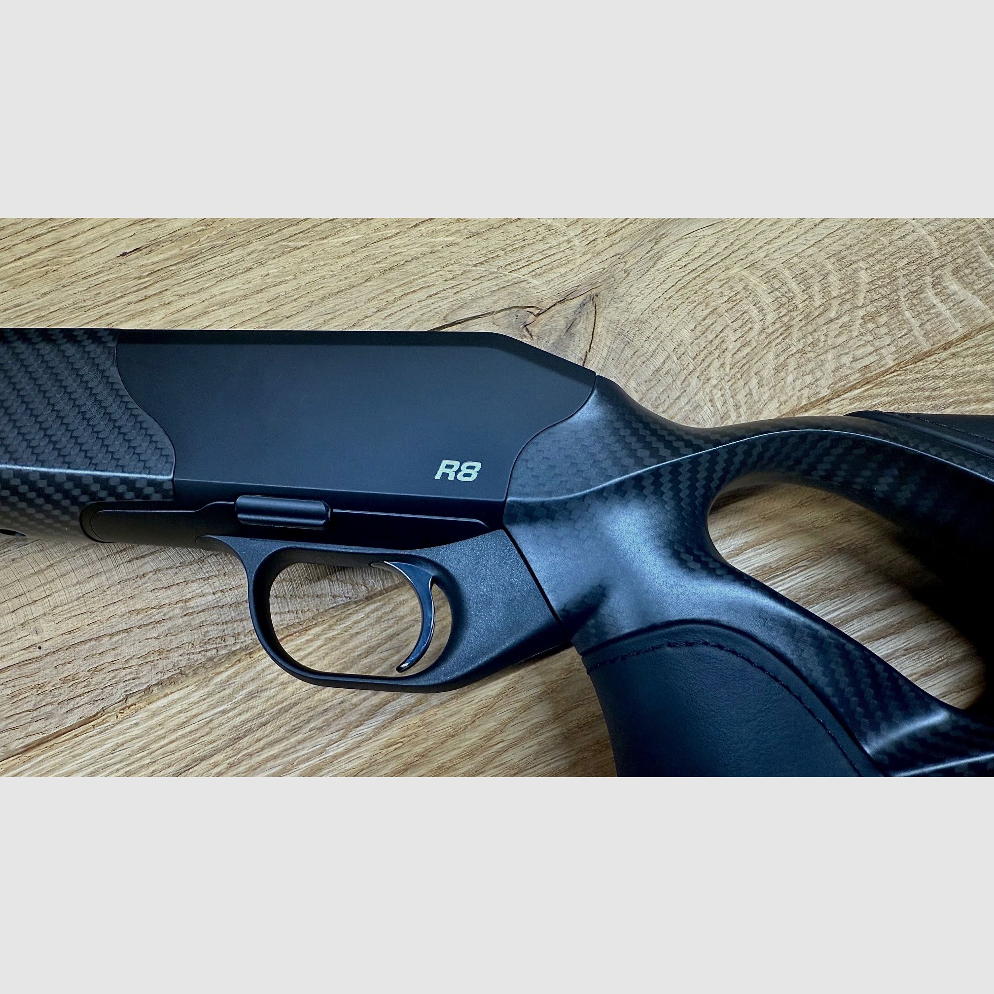 Blaser Schaft mit Gehäuse/System R8 Carbon Leder schwarz / DLC Abzug / Vorderschaft carboniert / Logo silber