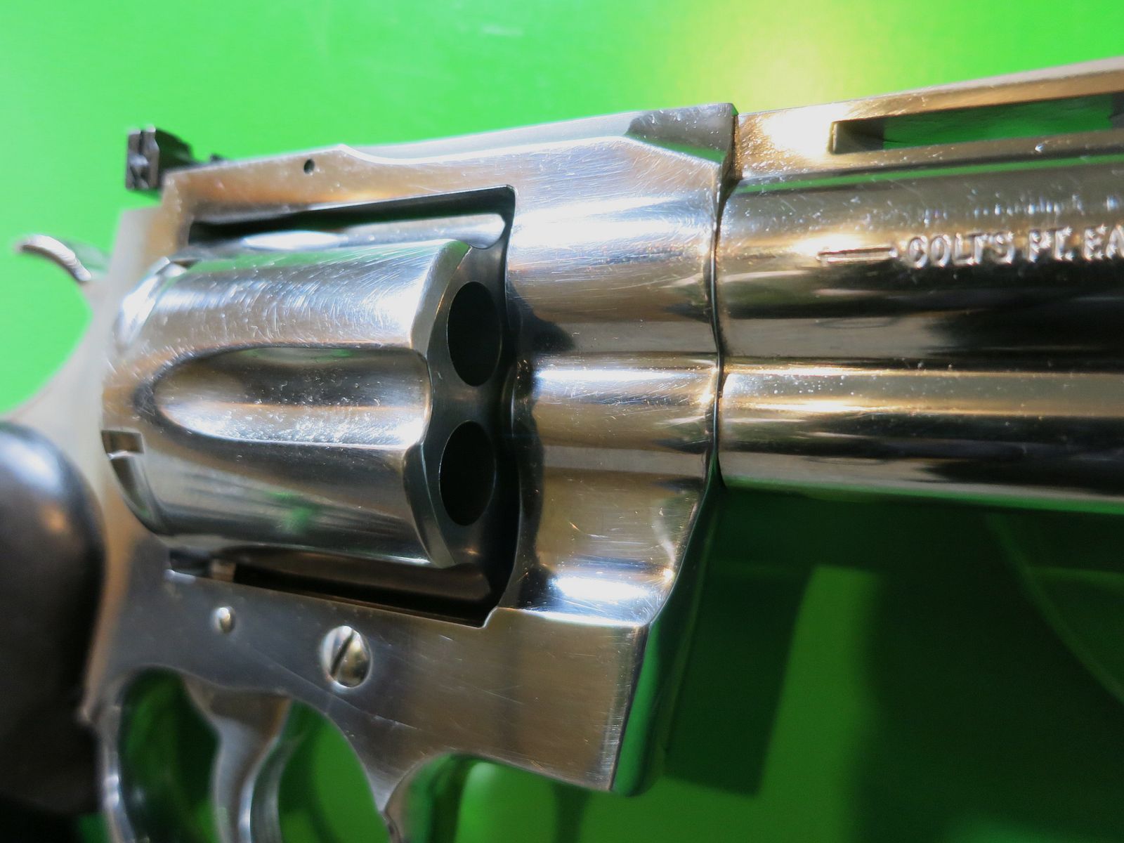 Revolver COLT PYTHON, Stainless (Hochglanzpoliert), .357 Magnum, 4" Lauf, Gummi-Sportgriff   #25-