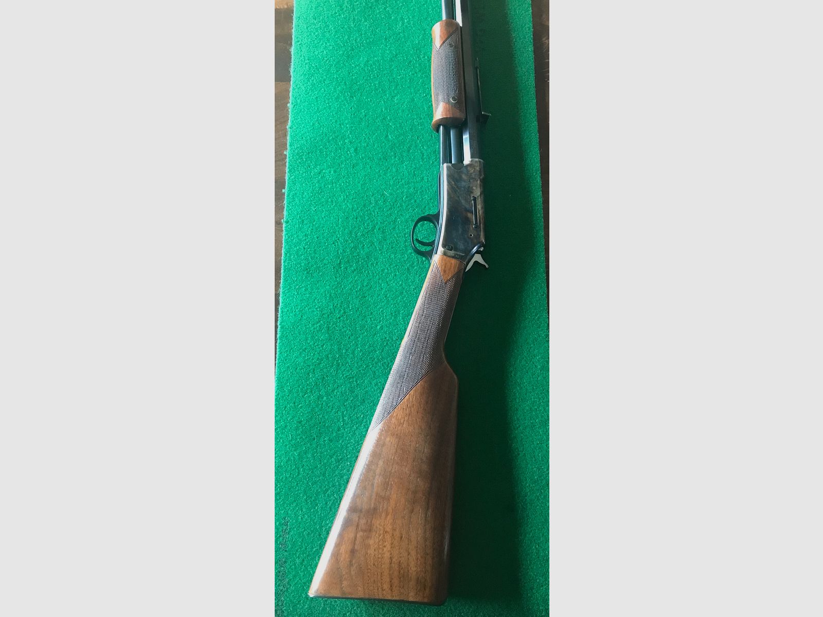 Pedersoli Lightning Deluxe fucile a ripetizione con calcio anteriore 44-40 Win