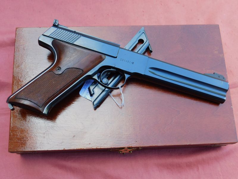 seltene Colt Woodsman in Holzkassette und Zubehör Kal. 22 LR