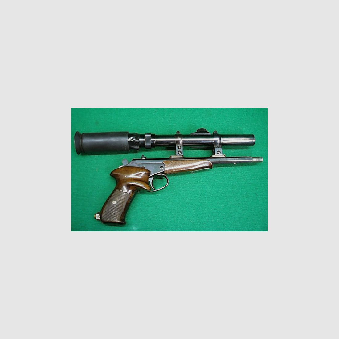 Einzellader-Pistole mit Zielfernrohr