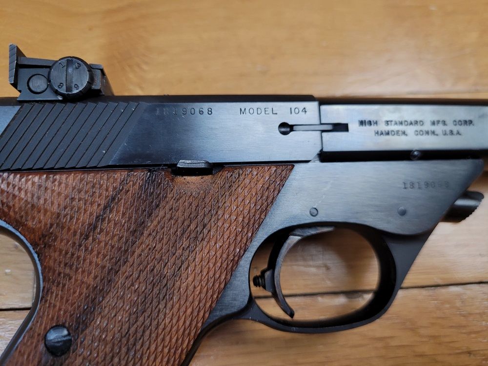 Magnifique pistolet semi automatique Hi-Standard – Modèle Supermatic Citation en .22LR – Arme de 1967 – Plaquettes noyer quadrillées main – Bronzage 100% – Canon mi-lourd miroir avec superbes rayures – État superbe, image 18 sur 21