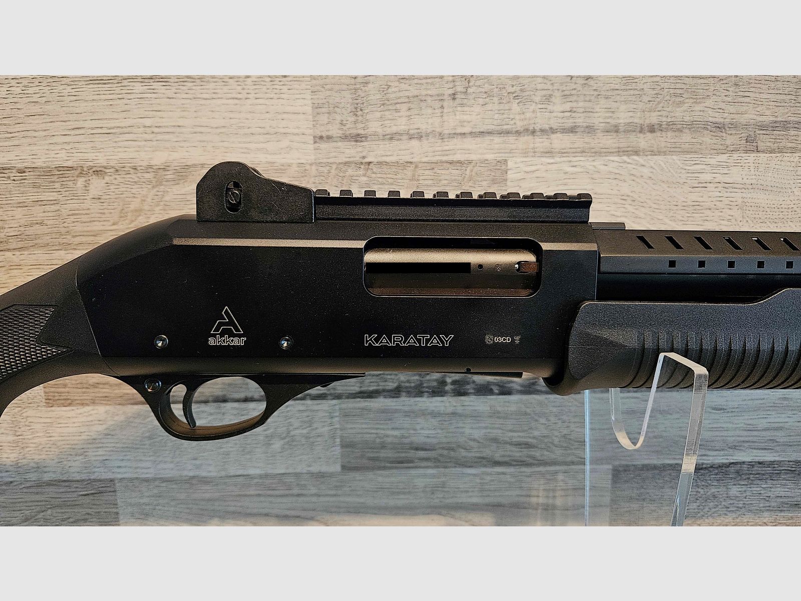 Artículo nuevo - Escopeta de repetición de culata delantera Pumpgun Akkar Karatay TK-355 612PS Negra Cal. 12/76