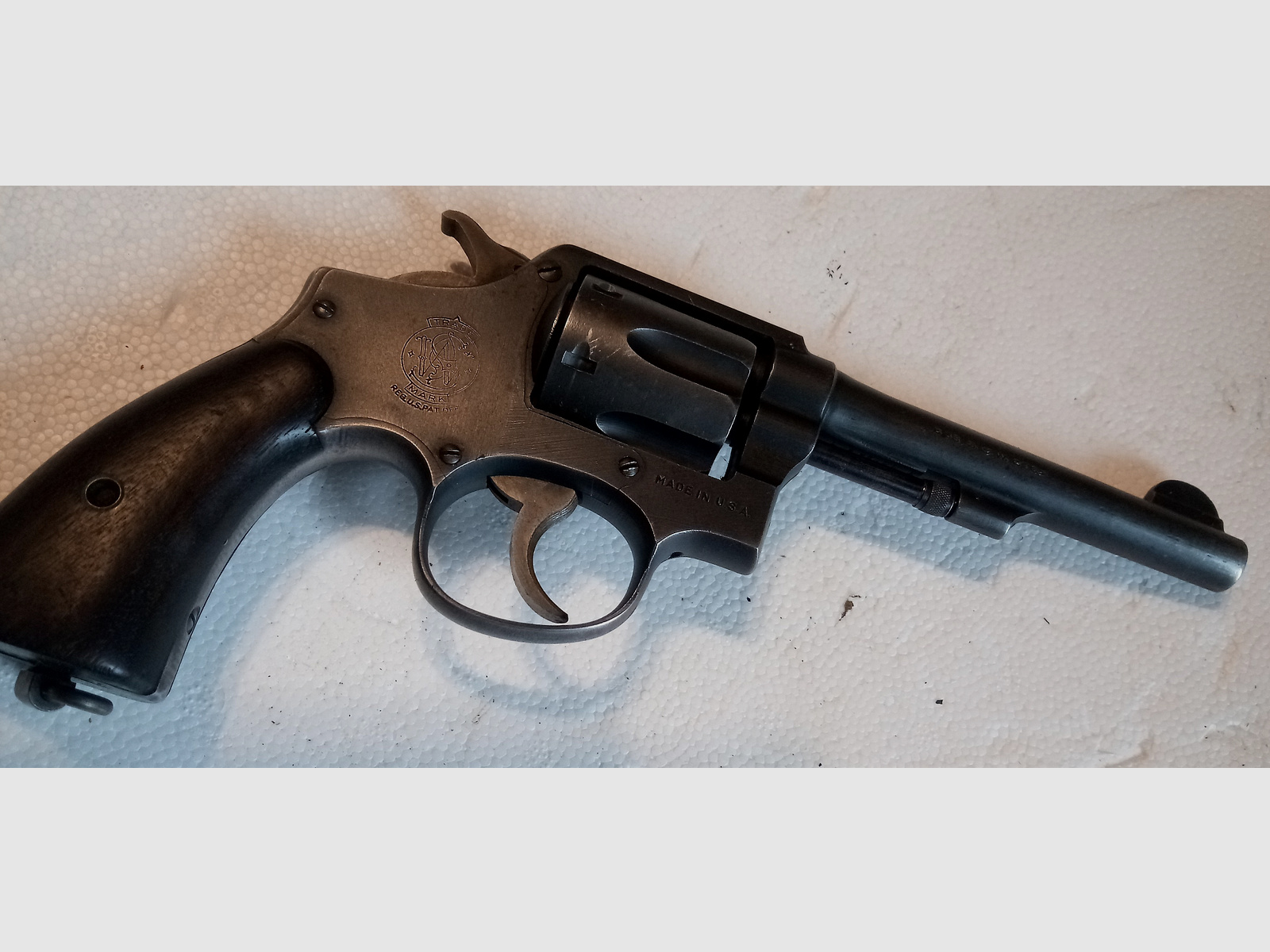 Revolver Smith & Wesson Kal. 38 zusammen mit ca. 80 Schuss Munition