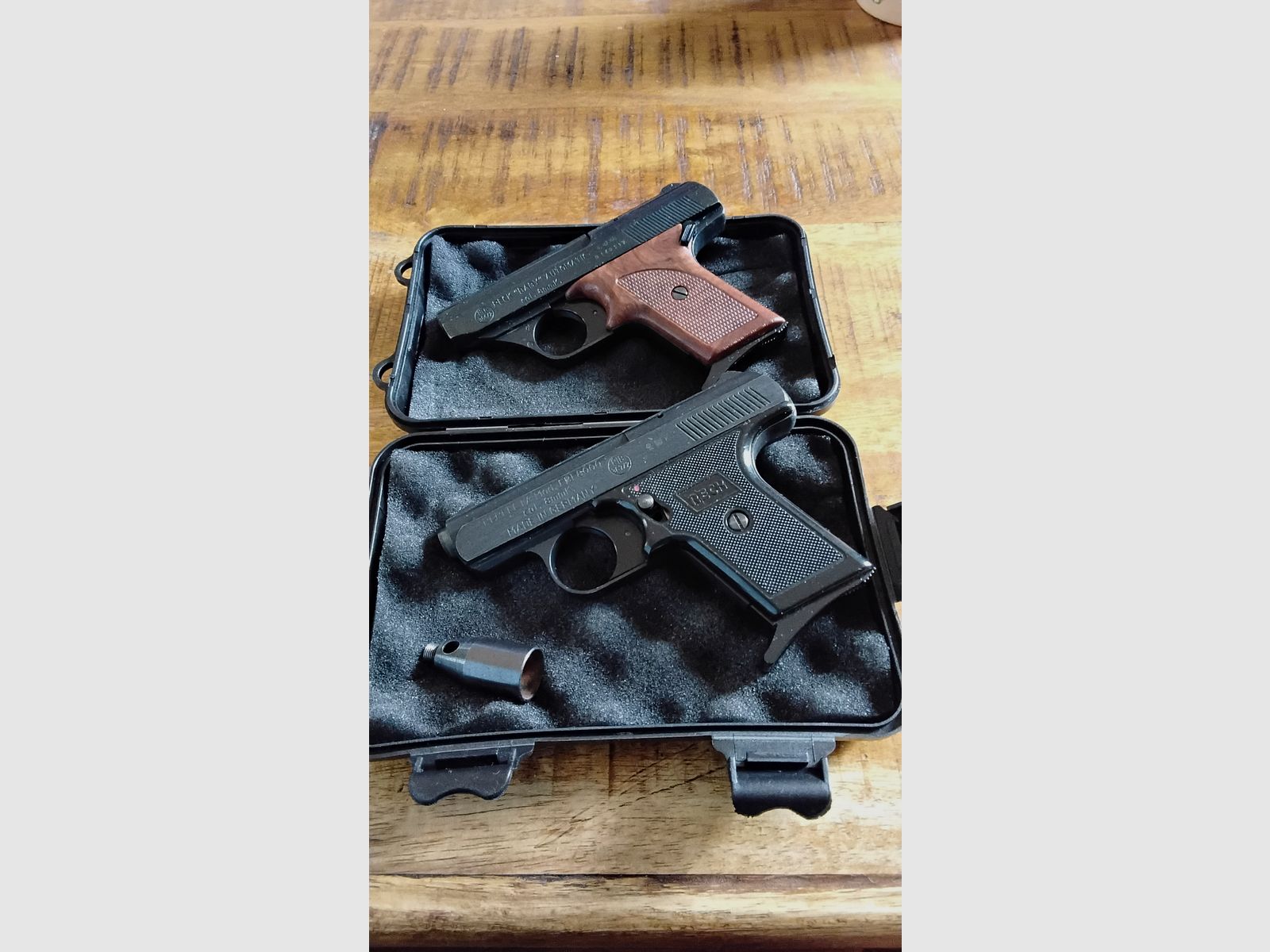 Zwei 8mm Pistolen mit Abschussbecher 