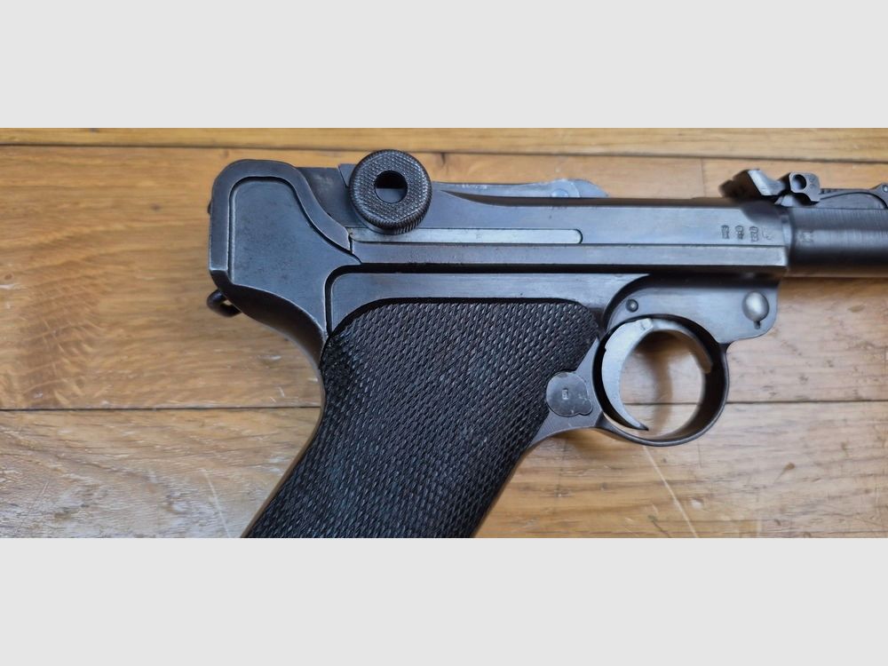 Sehr schöner Luger Artillerie P08 – Lauf 8 Zoll (20 cm !) – Seltene Waffe von 1914 aus der Fabrik von Erfurt (nur 25.000 Exemplare!) – Vollständig monomatrikulierend (außer das Magazin, das ist aus der Zeit) – Kal. 9×19 – Verstellbare Visierung des ersten Typs – Ästhetischer Zustand Premium – Guter Lauf – Originalbrünierung zu 95% – Sehr schöne Mechanik – TBE, Bild 26 von 30