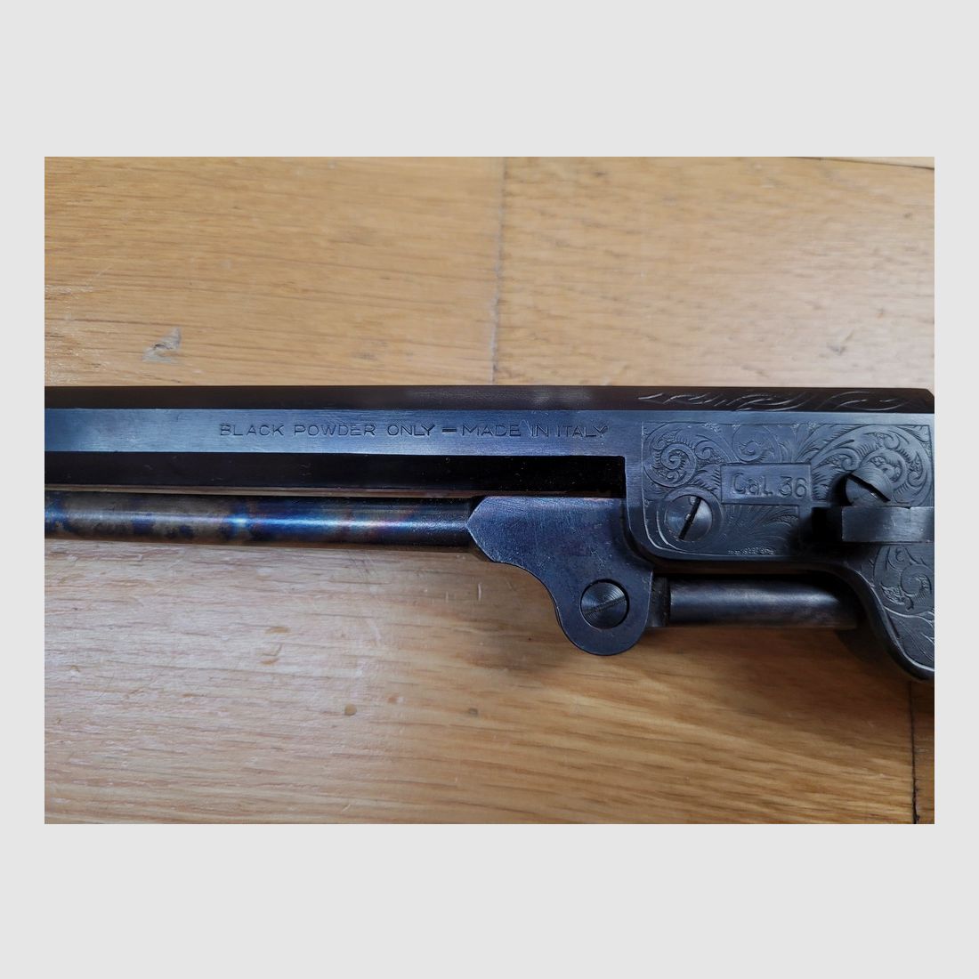 Zeer mooie Colt 1851 Pietta Zwartpoeder Revolver – Navy Model – Zeer mooie gegraveerde variant – Loop 7,5 inch – Kaliber 36 – Vuurwapen uit 1978 – TBE++, afbeelding 20 van 22