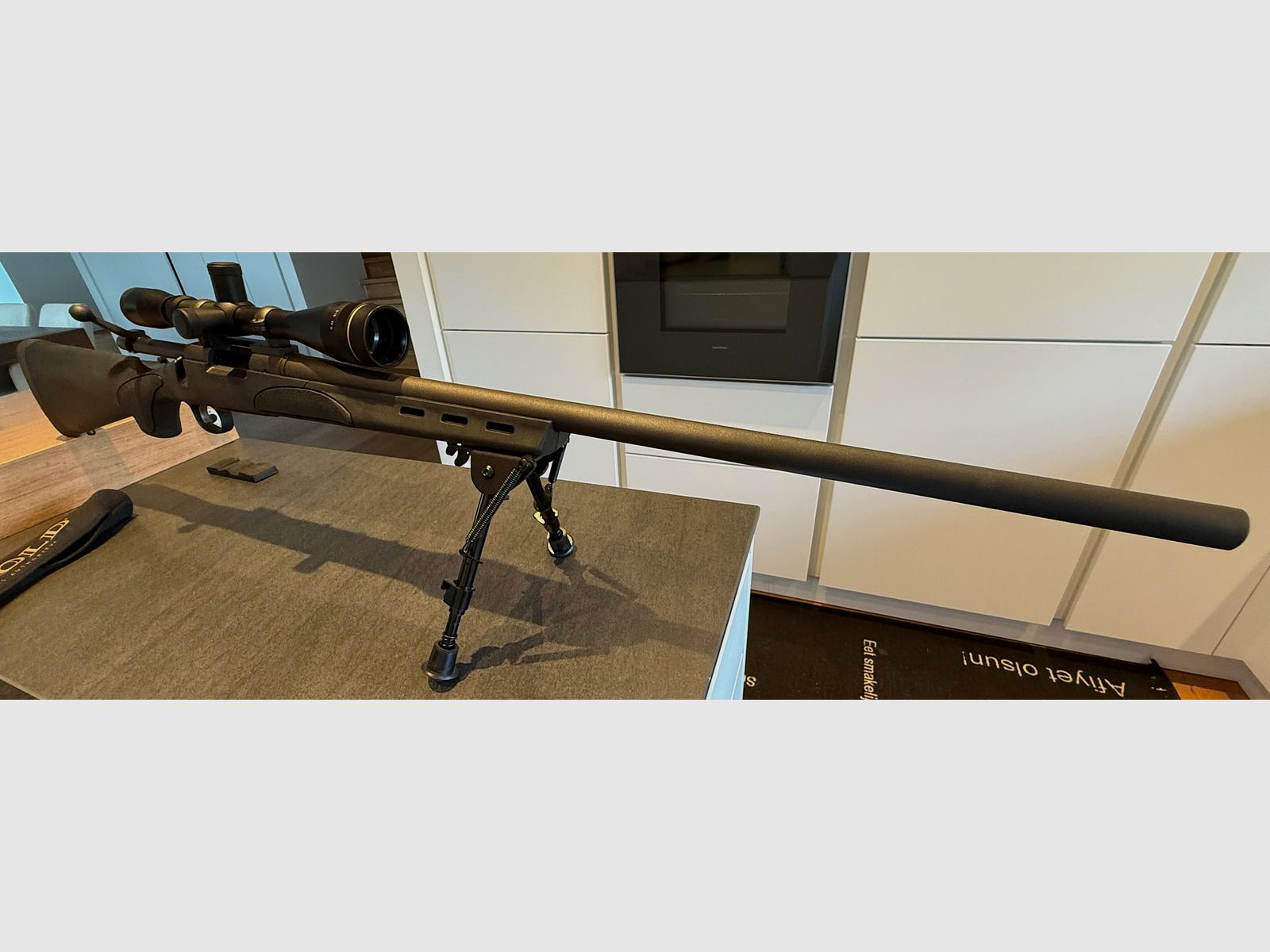 Fucile a ripetizione Remington 700 in calibro .223 REM con ottica Leupold 6–18 VX-II