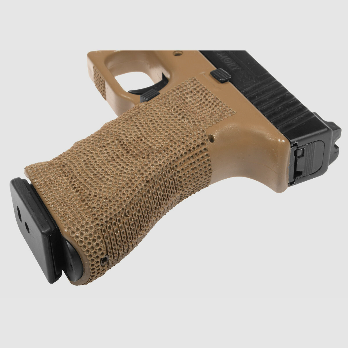 P04 GBB Airsoft Pistole in Tan | Delta Armory
