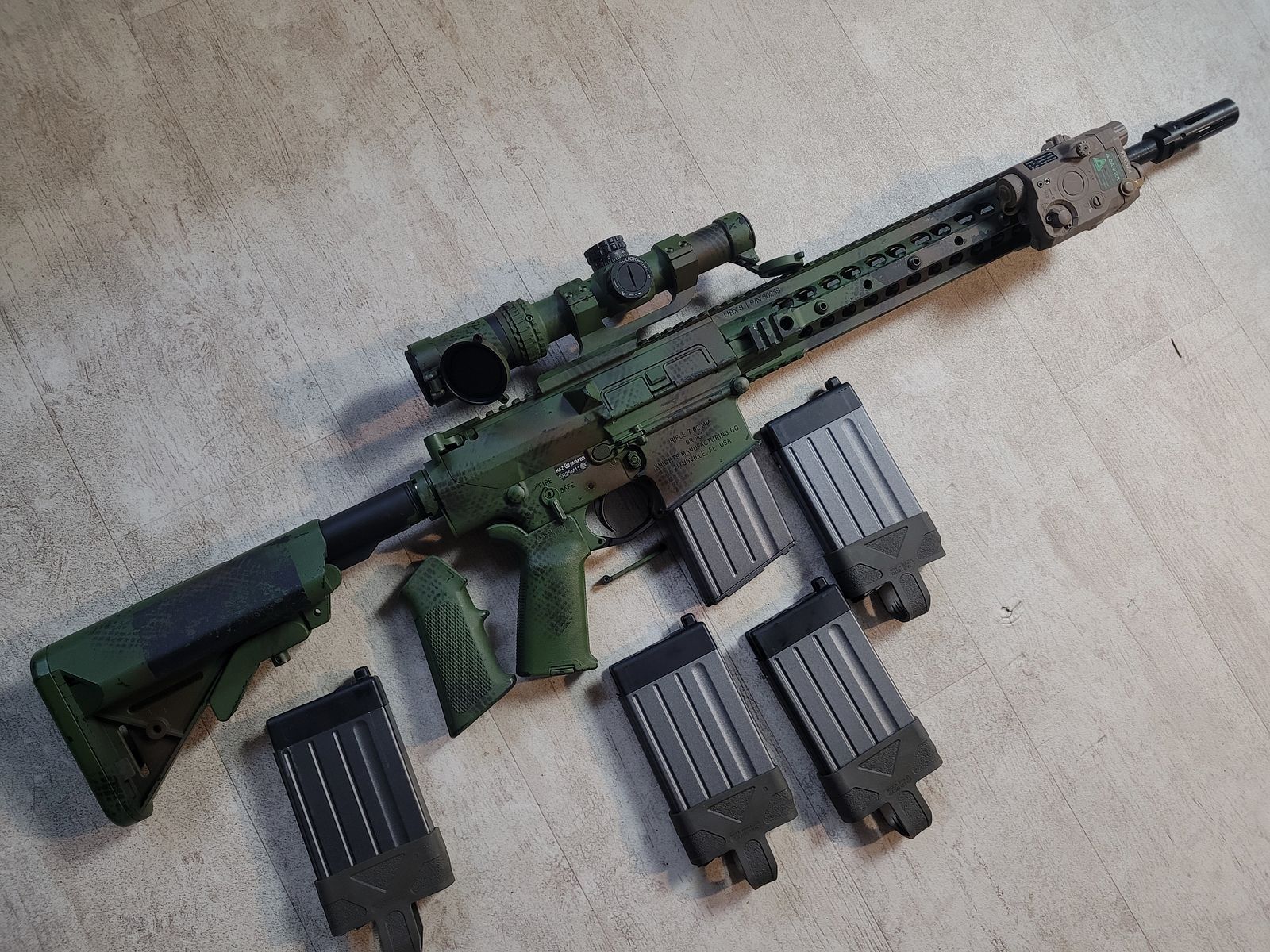 VFC SR25 ECC inkl. Firefield Shortdot, 4 Ersatzmagazinen mit Magpuls (Original) und AN/PEQ 15 Dummybox.