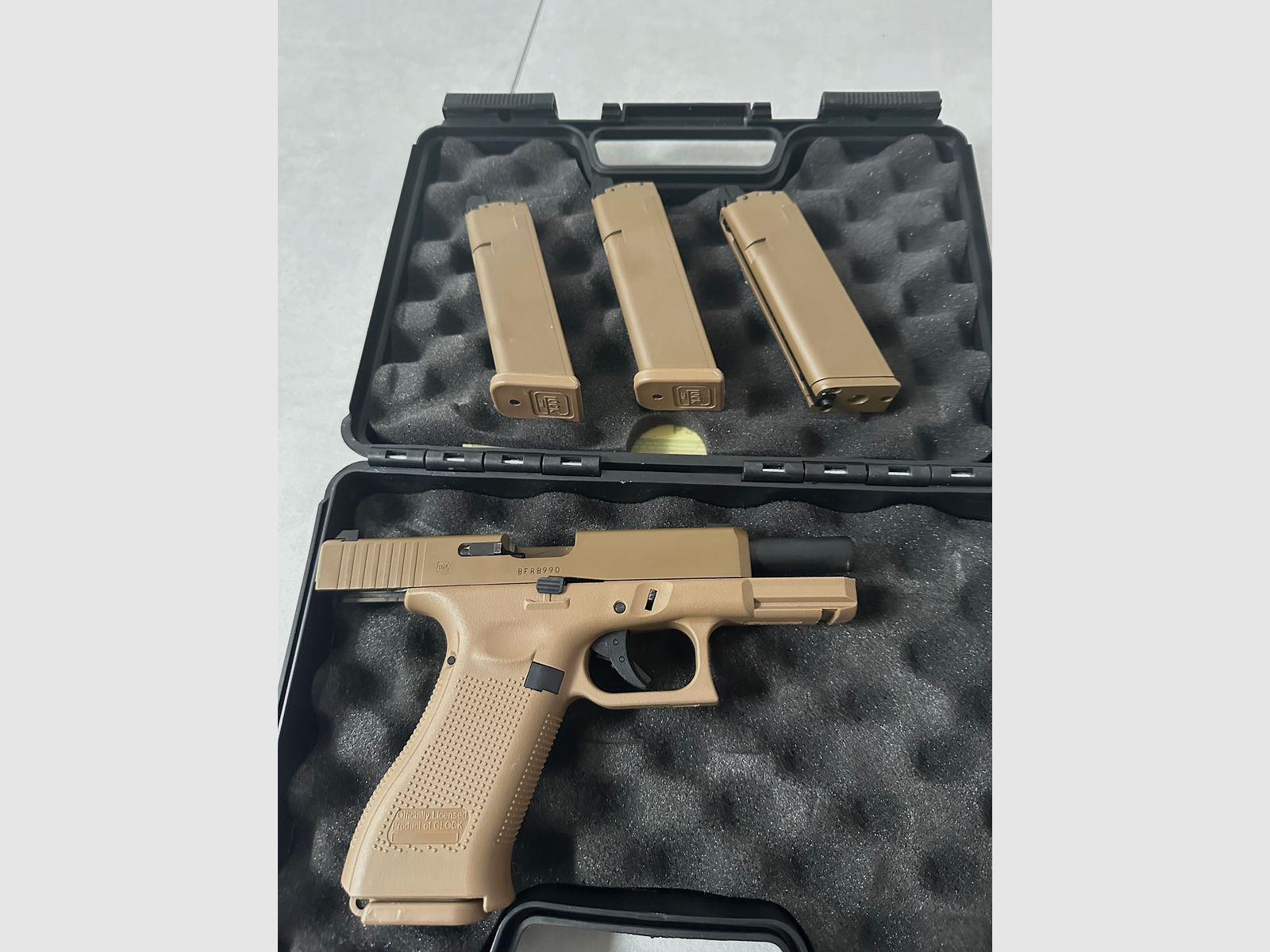 Glock vfc 19x gbb with 3 extra magazines