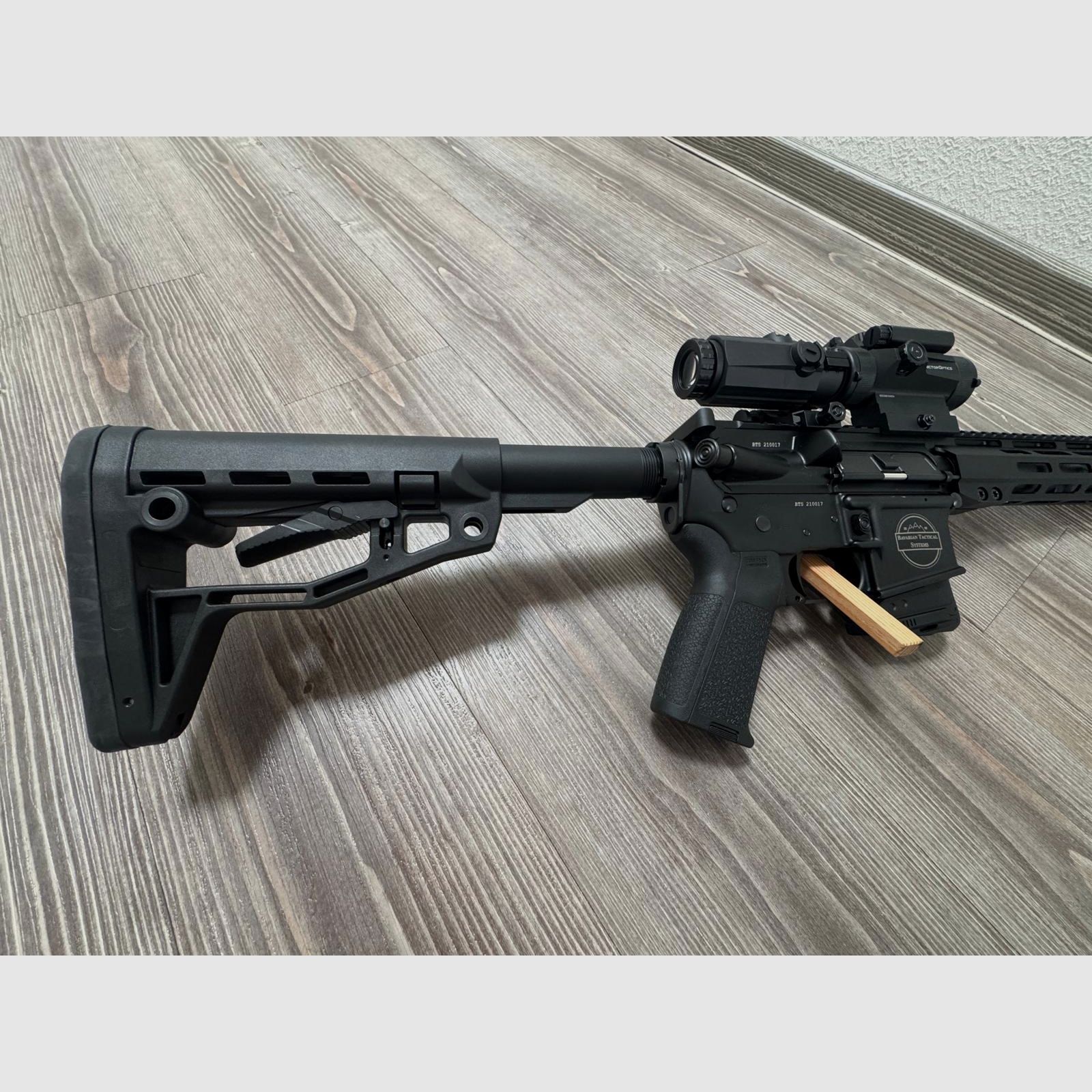 BTS AR15 calibro 300 BLK Blackout con grilletto Match e ottica Vector