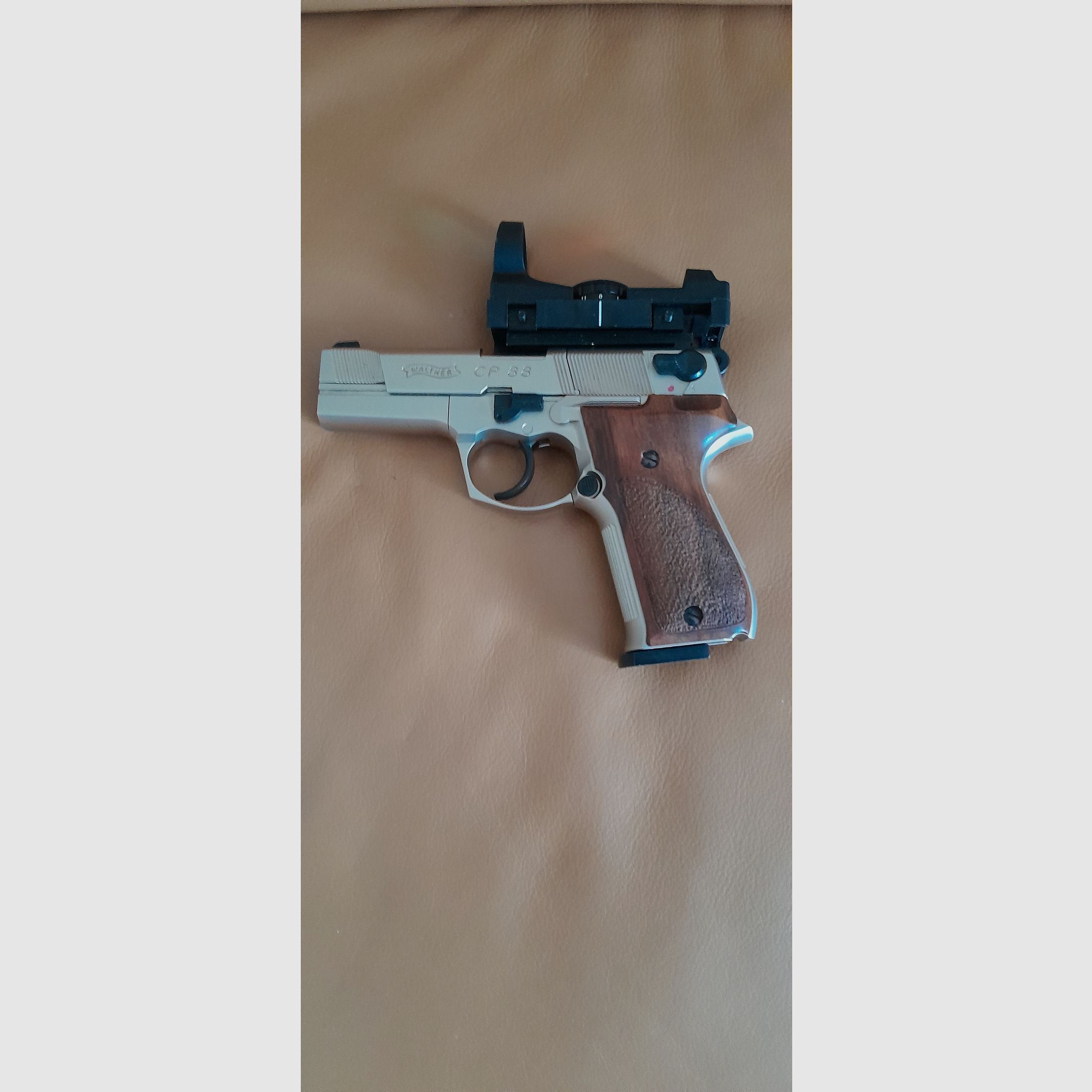 Vernickelte Walther CP88, CO2-Pistole, mit Echtholzgriffschalen und Rotpunktvisier