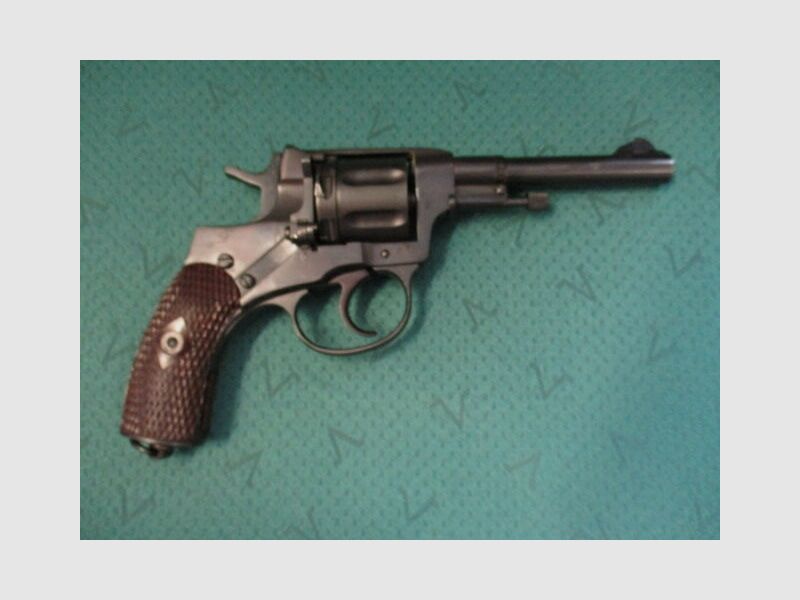 Revolver Nagant Baujahr 1945 mit Tasche und Fangriemen