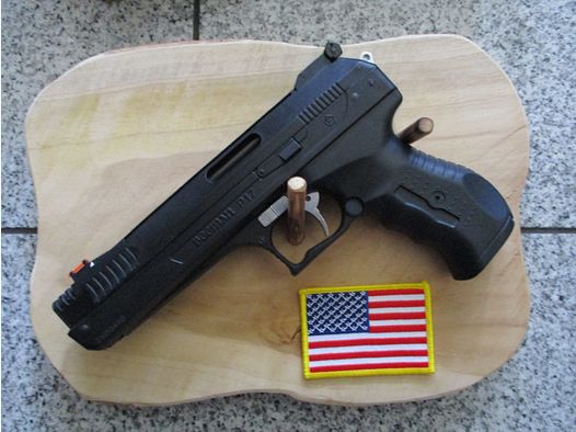 Beeman P17 pistolet à air 4,5 mm Neu a été accroché comme déco pendant environ 6 mois au mur avec une planche en bois