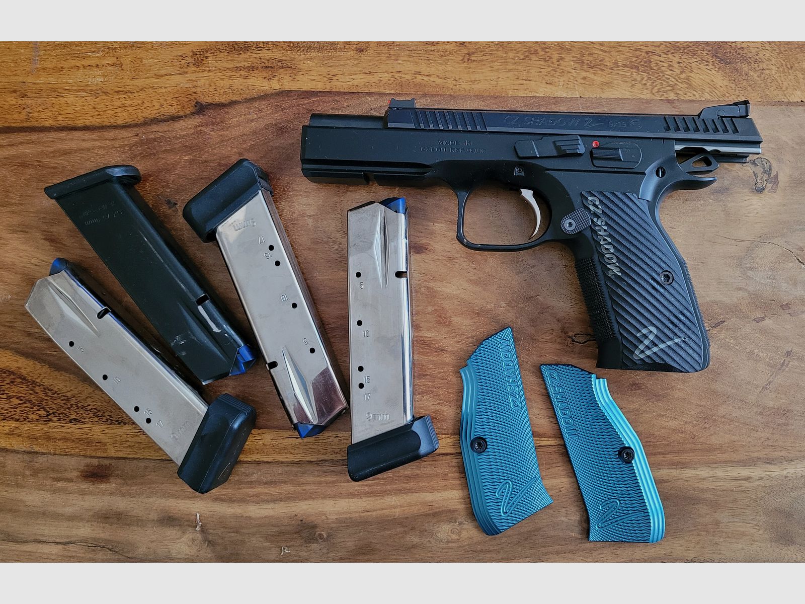 CZ Shadow 2 mit 4 Magazinen + LokGrip Griffschalen in OVP