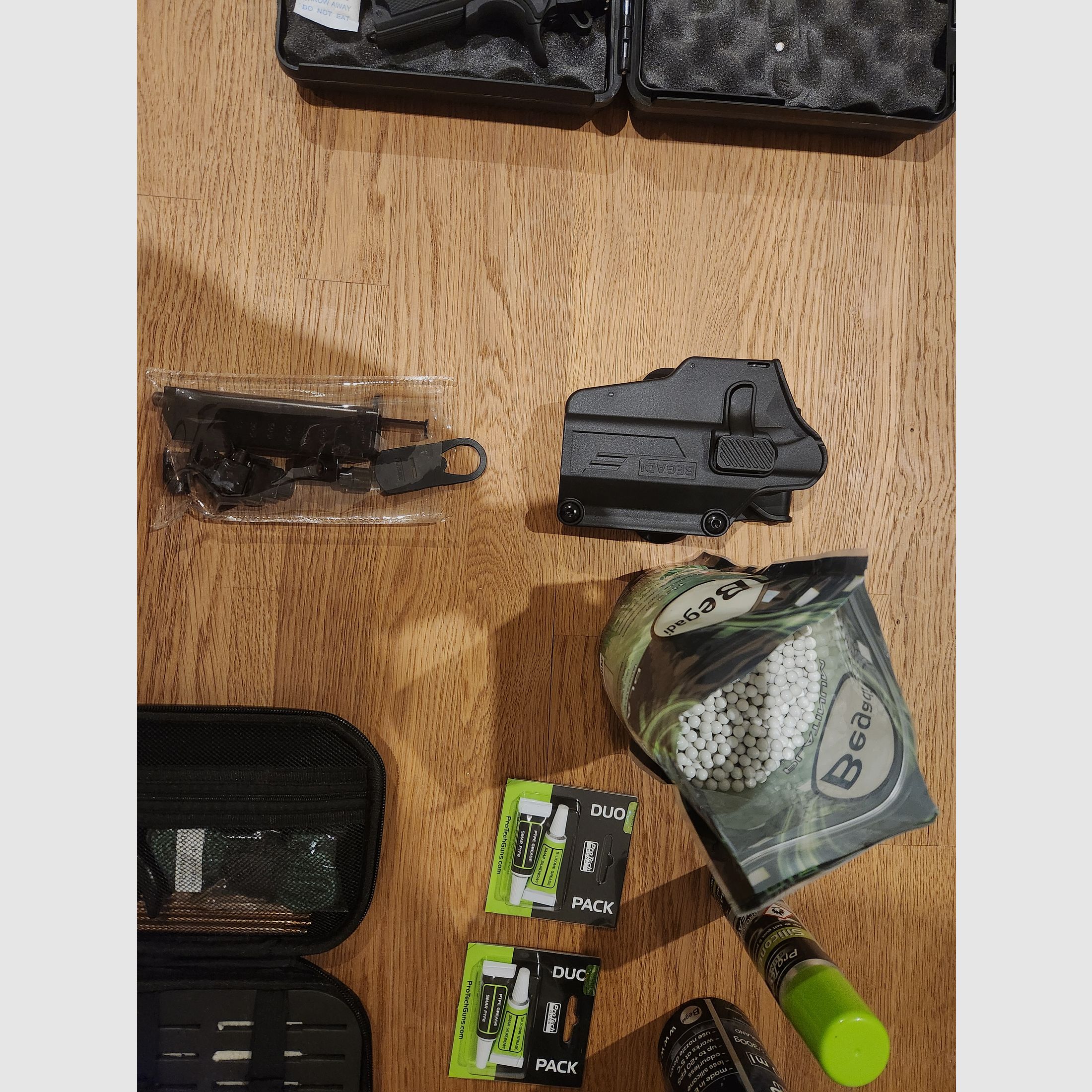 Set complet Airsoft : Pistolet Airsoft en acier avec recul et accessoires complets à vendre.