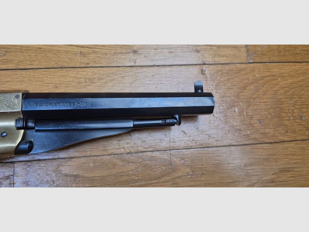 Revolver Typ Remington 1858 Navy — Kal. .36 PN (Schwarzpulver) — Italienische Replik von Rigarmi / RAG — Schöne Griffschalen — Gravierte Messingbeschläge — Ausgezeichneter Spiegel-Lauf und schöne Kammern — Waffe von 1983 — Sehr gute Mechanik — TBE, Bild 22 von 22