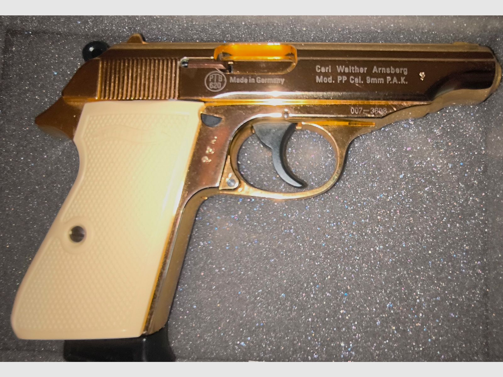 ⚠️ Achtung Sammler & James Bond Fans, Echte - Rarität aus den 1990er Jahren - Vitrine Stück-Limitierte Sonderedition Walter PP Gold - GoldenEye mit Weißen Griffschalen & Zertifikat & VHS Kassette sowie zusätzlichen Magazin mit Flachen Magazinboden, Ungeschossen Tadellosen top Zustand, Absolut Neuwertig!! Kaliber 9mmPAK, PTB - 620   