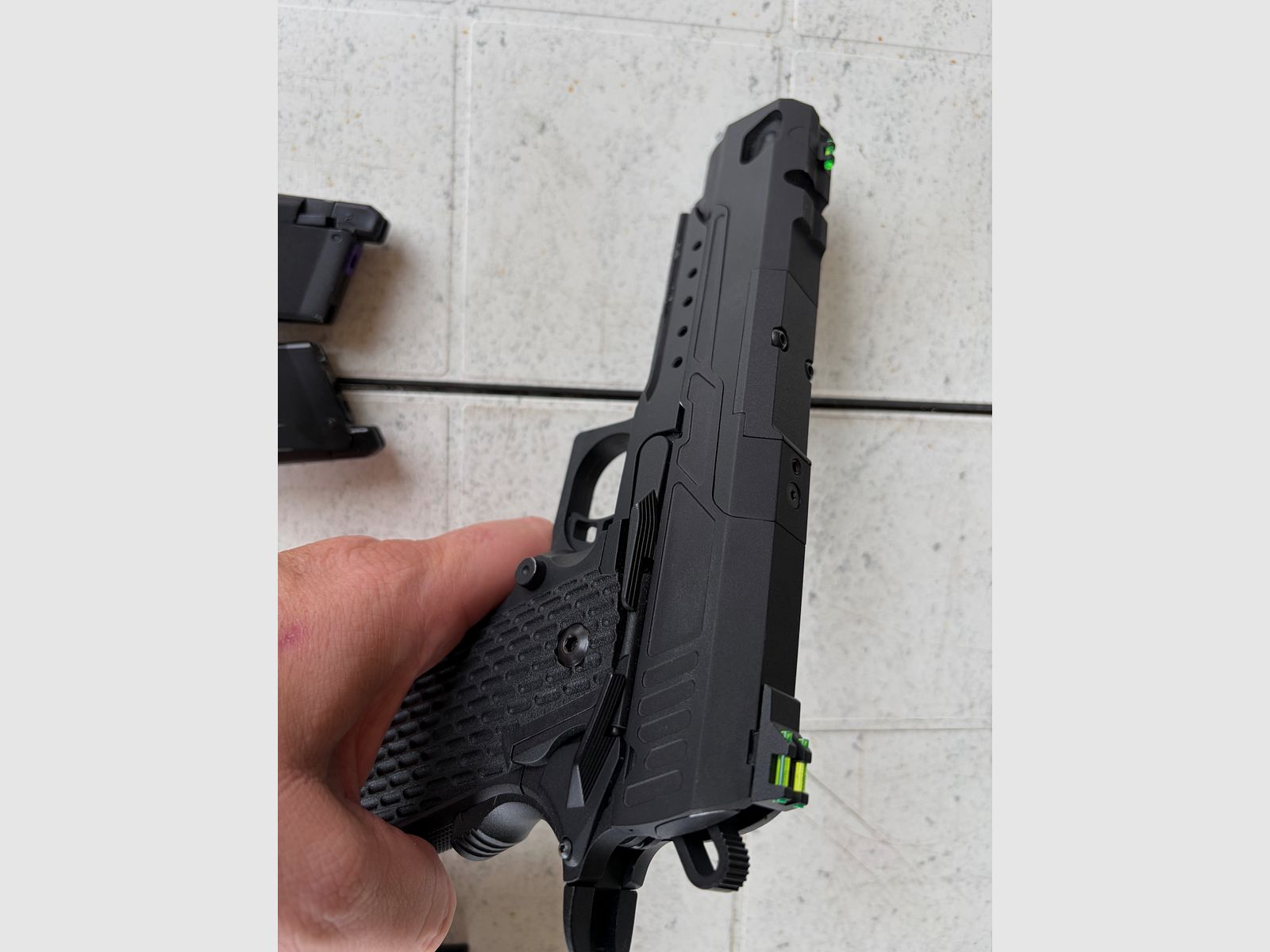 Novritsch Airsoft GBB Novritsch SSP5 5.1 3 Monate alt 2 Magazine und Red Dot Adapter , Bild 6 von 6