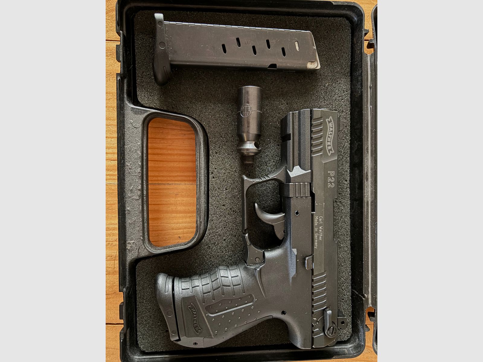 Walther P22 Schreckschuss 9 mm P.A.K. + 2 Magazine + Abschussbecher + Koffer