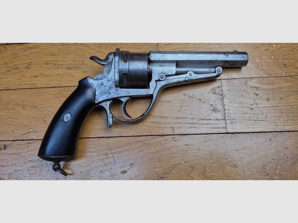 Rare Revolver à système Galand – Cal 12 mm – 6 coups – Du quasi réglementaire du conflit de 1870/1871 – Ingénieux système d&rsquo;extraction collective des étuis – Poinçon « CFG » – Très belle pièce à nettoyer et qui fera honneur à une collection – BE+ / TBE, image 2 sur 29