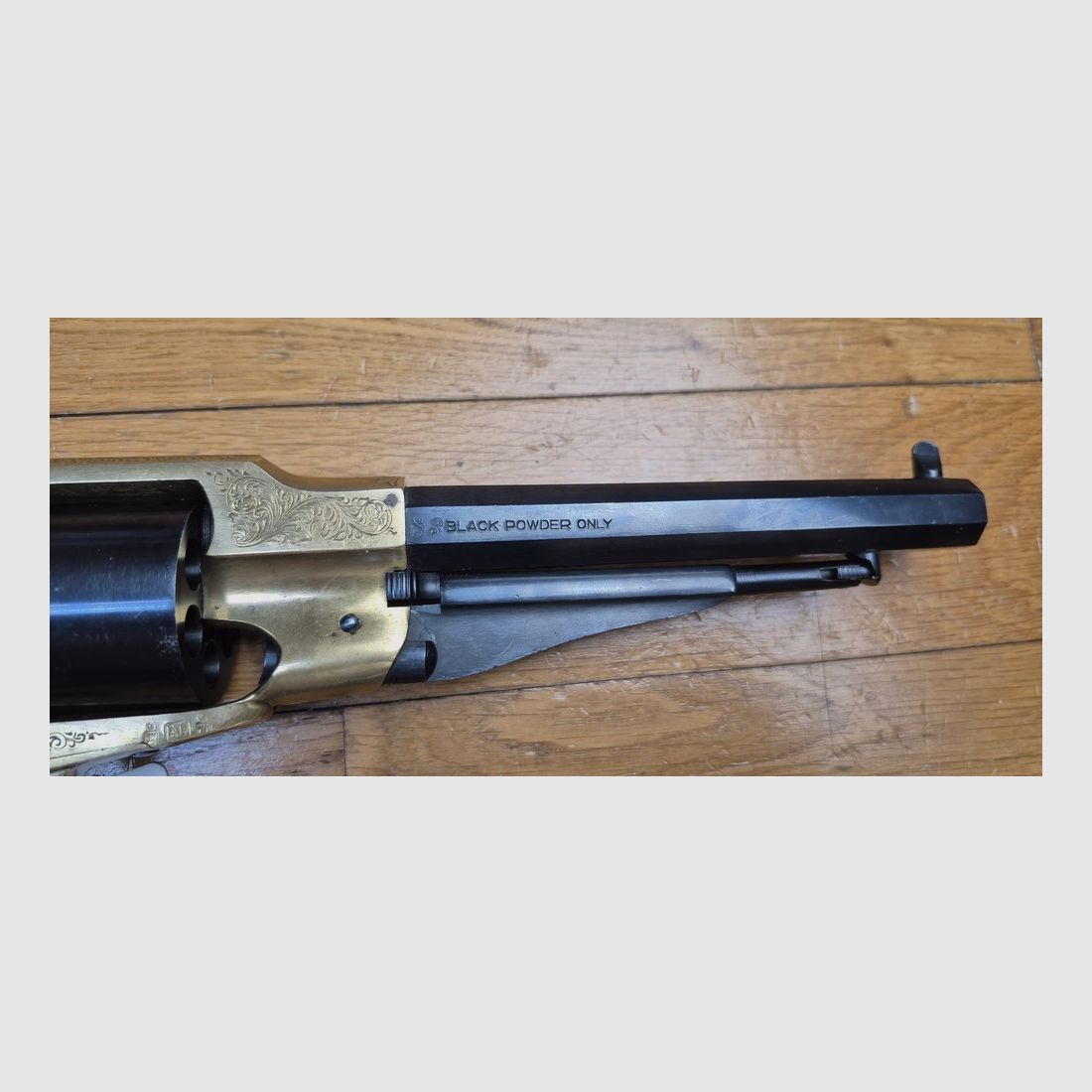 Revólver tipo Remington 1858 Navy — Cal. .36 PN (pólvora negra) — Réplica italiana de Rigarmi / RAG — Bonitas empuñaduras — Accesorios de latón grabados — Excelente cañón espejo y bonitas cámaras — Arma de 1983 — Muy buena mecánica — TBE, imagen 21 de 22