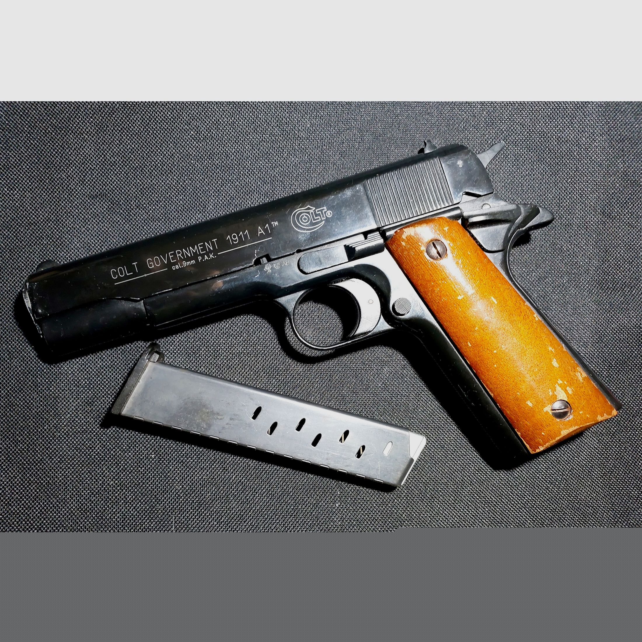 Colt Government 1911 A1 Schreckschuss Pistole 9mm P.A.K. (PTB 774) "vintage Holzgriffe