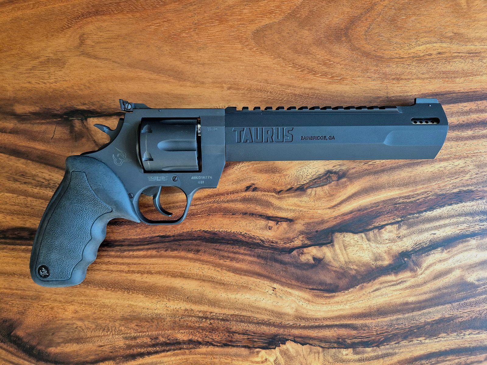 Taurus Raging Hunter 8 3/8" .44 Mag. inclu. 3x HKS Speedloader – État comme neuf